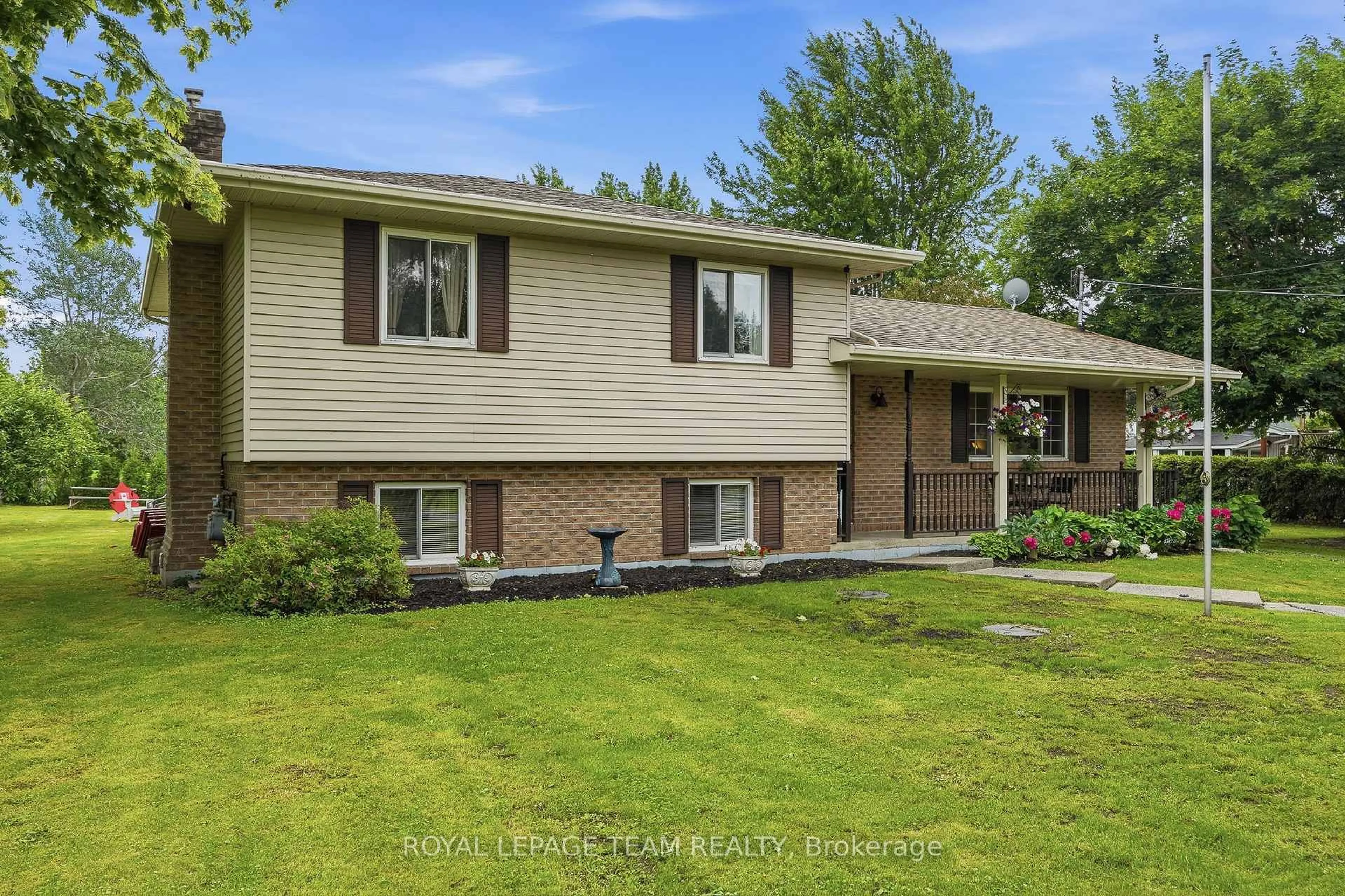Home with vinyl exterior material, street for 19238 Richmond Crt, South Glengarry Ontario K0C 2E0
