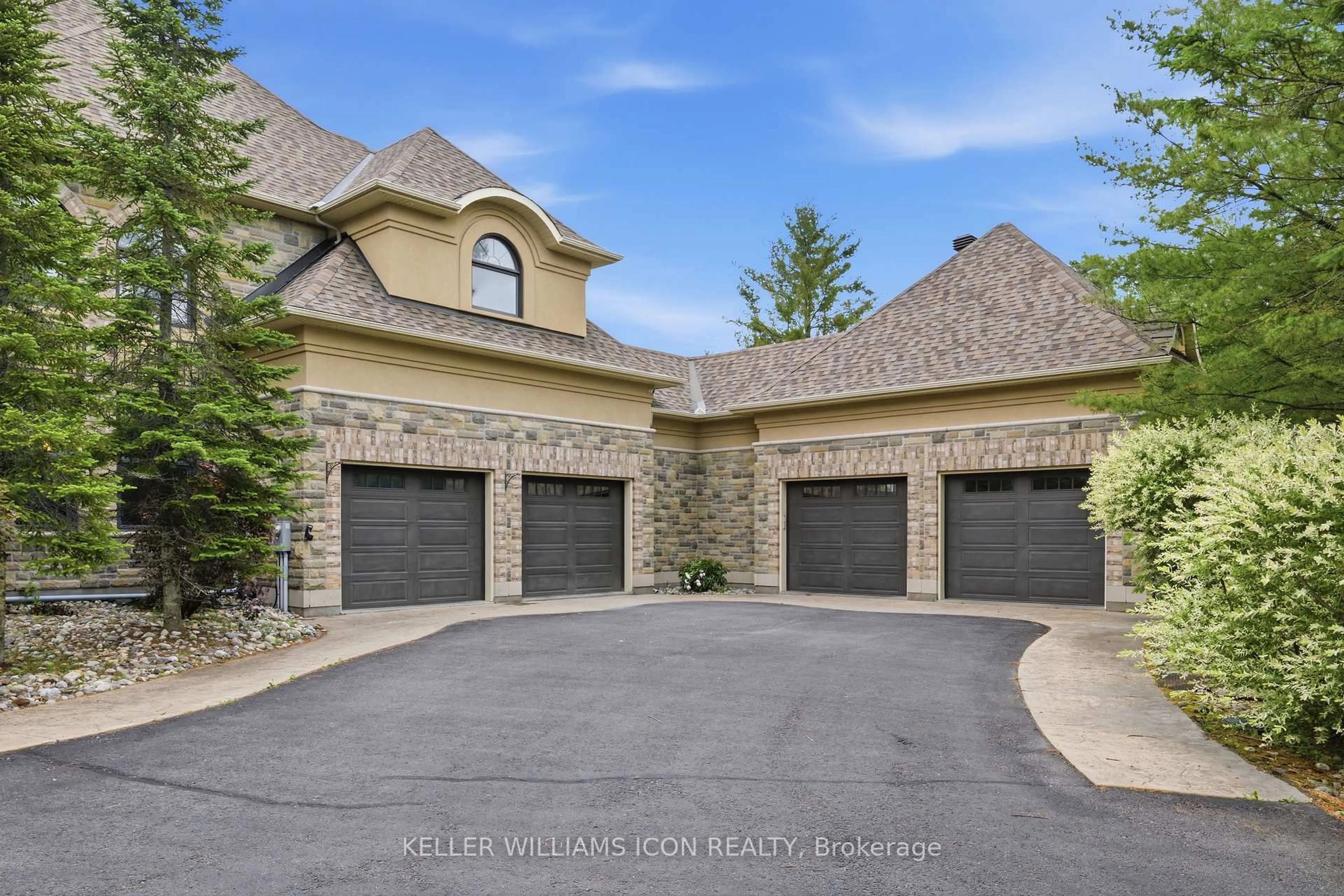 Indoor garage for 5801 Longhearth Way, Ottawa Ontario K4M 1M2