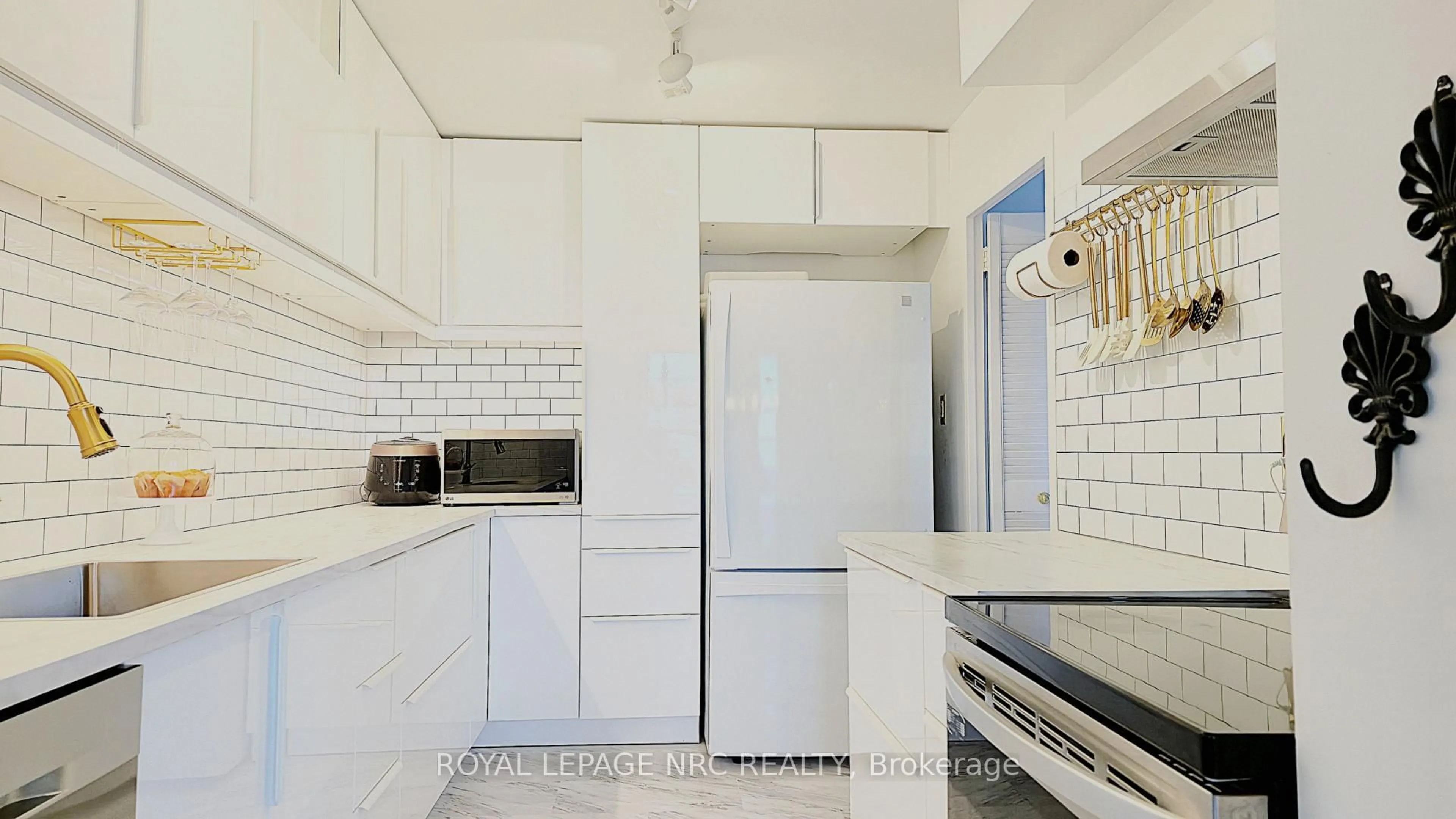 Standard kitchen, ceramic/tile floor for 35 Towering Heights Blvd #1108, St. Catharines Ontario L2T 3G8