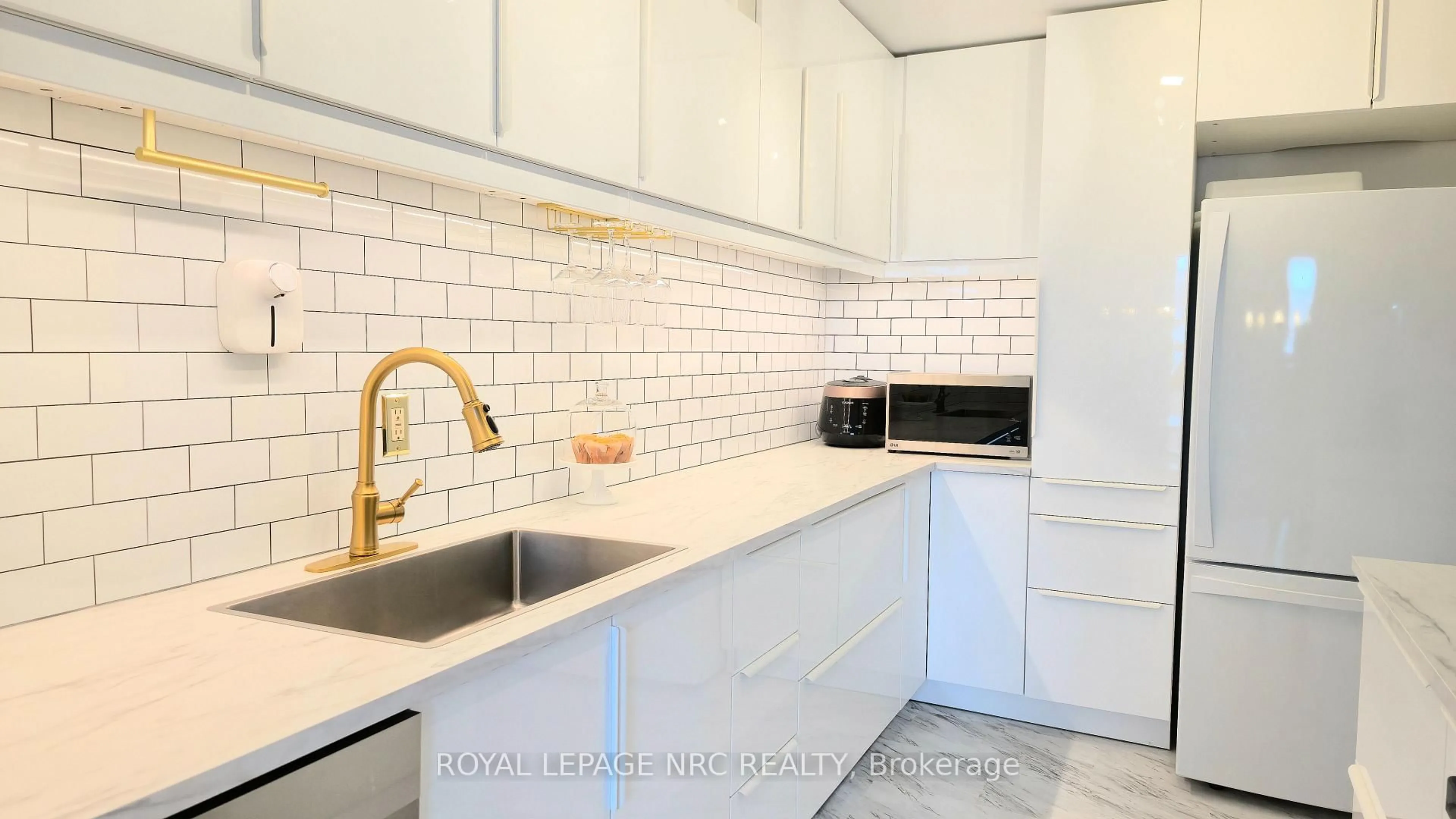 Standard kitchen, ceramic/tile floor for 35 Towering Heights Blvd #1108, St. Catharines Ontario L2T 3G8
