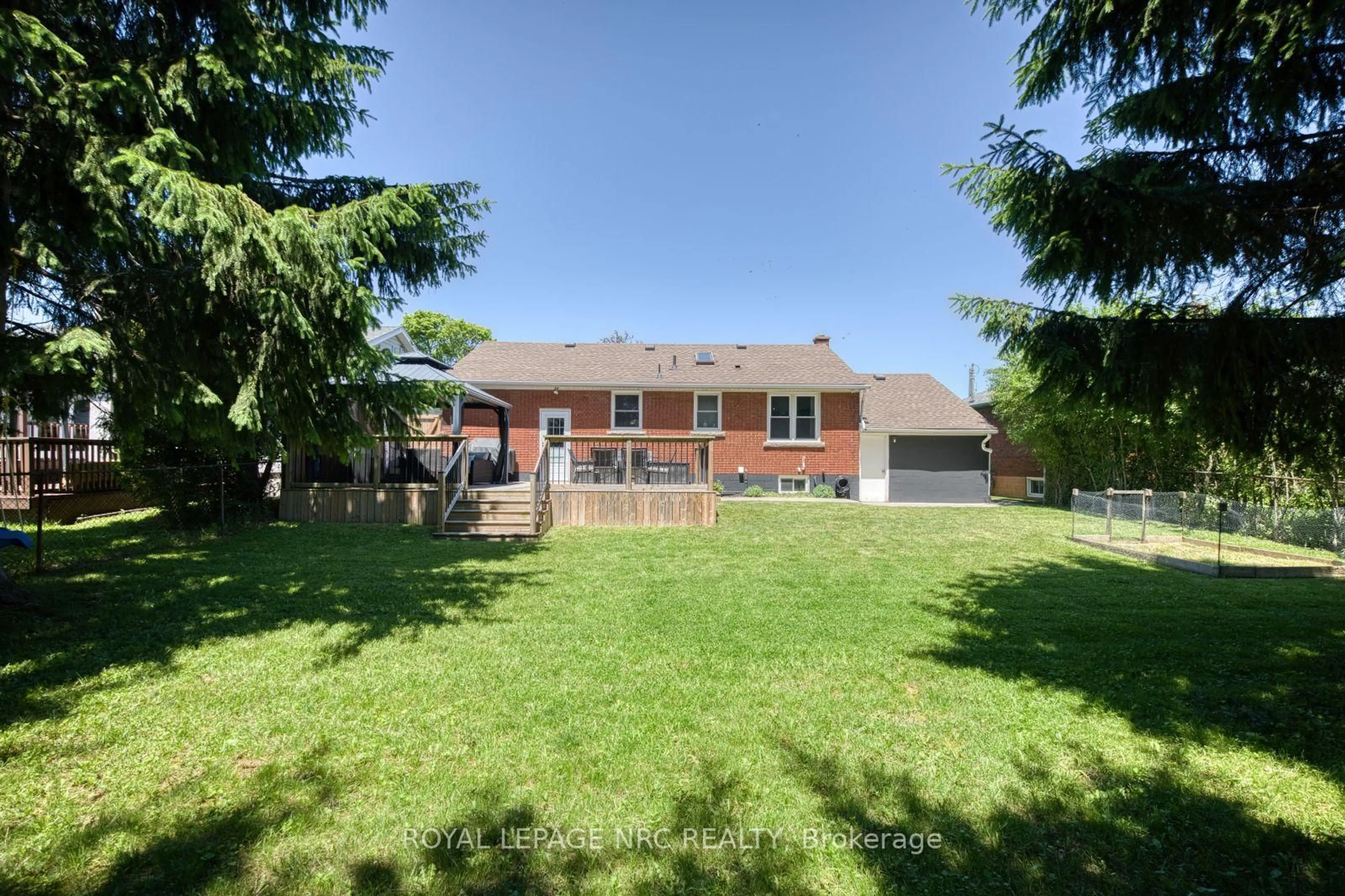 A pic from outside/outdoor area/front of a property/back of a property/a pic from drone, unknown for 5916 CARMAN St, Niagara Falls Ontario L2J 1S1