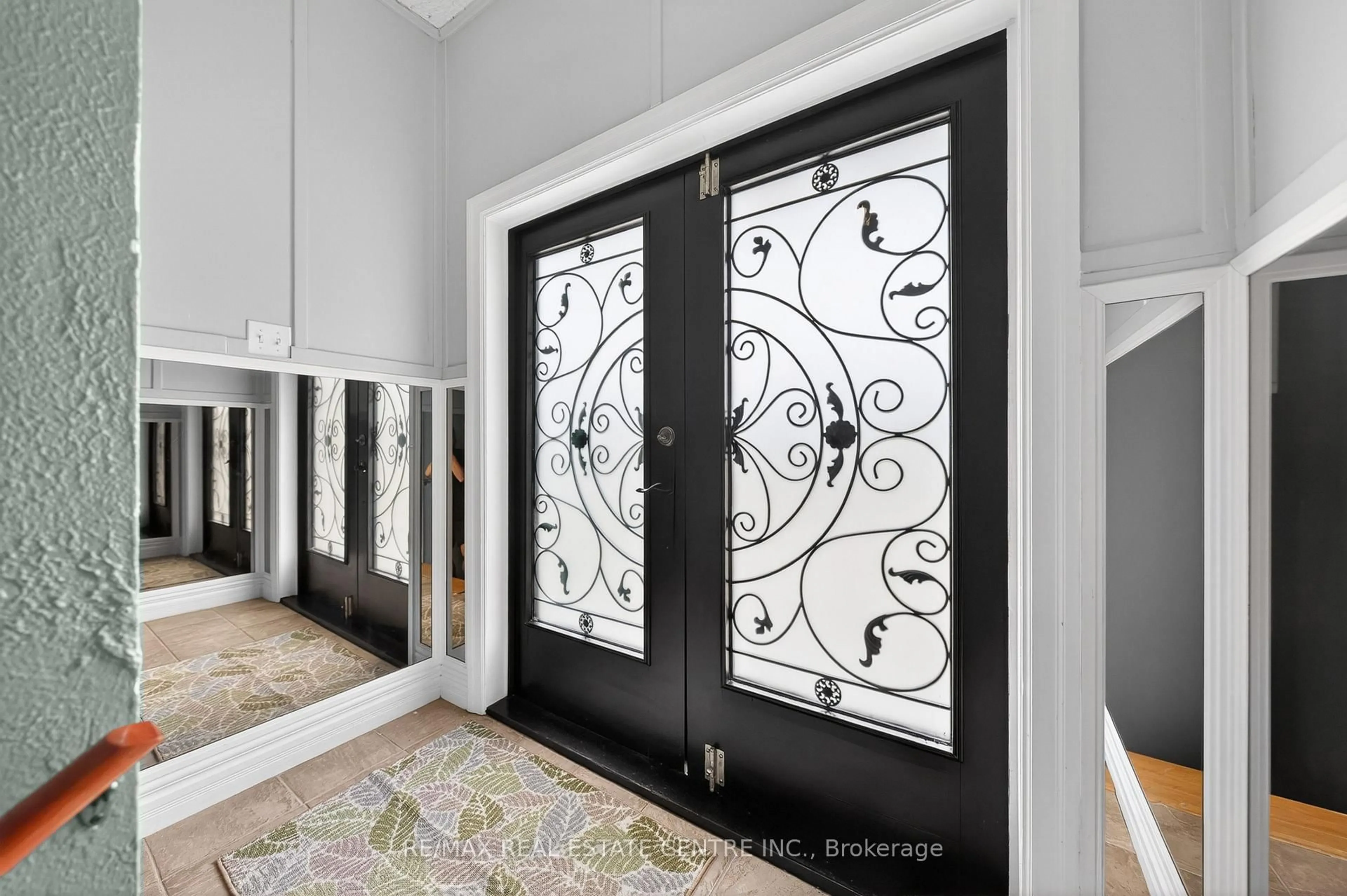 Indoor entryway for 100 Mansion St, Kitchener Ontario N2H 2J9