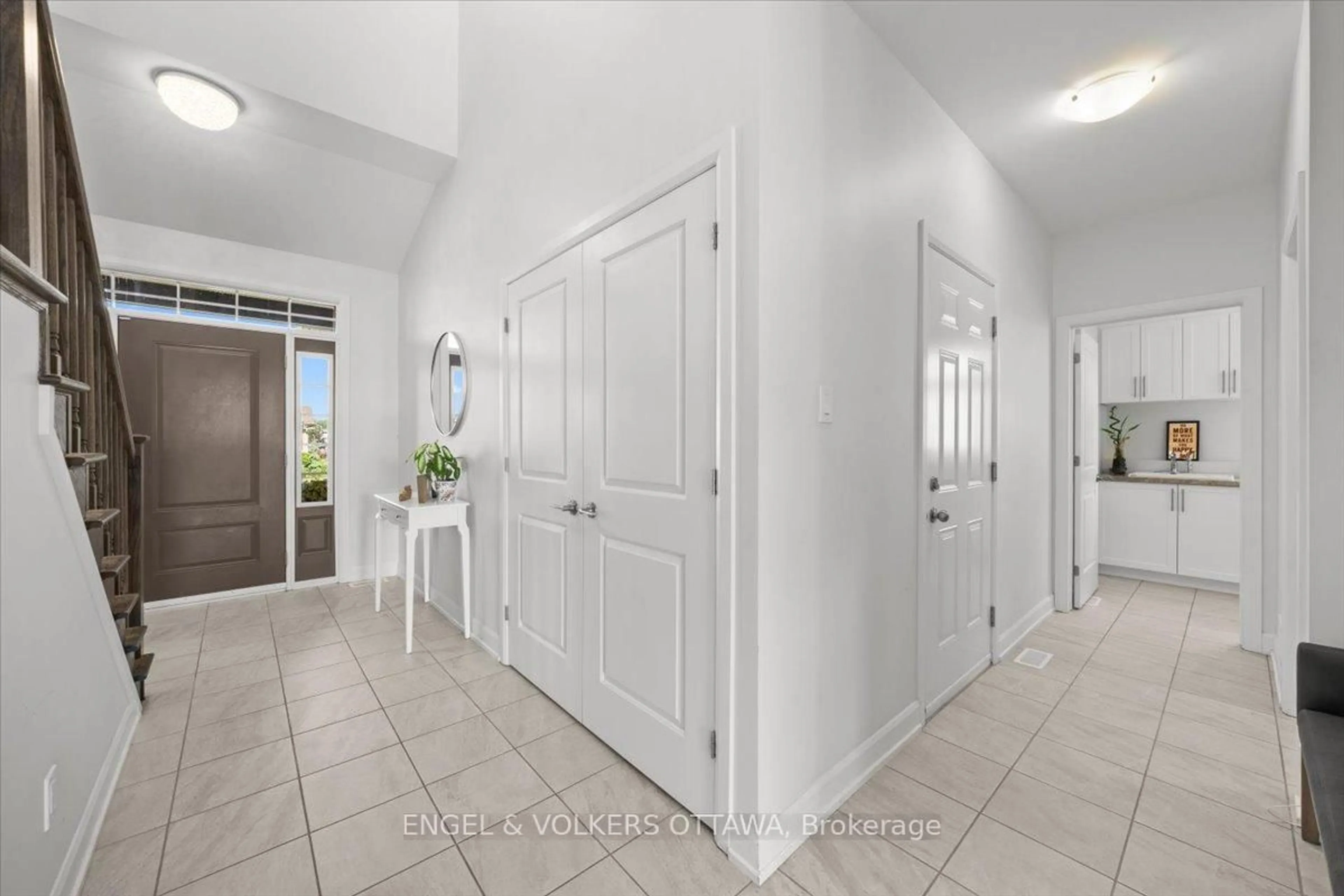 Indoor entryway for 110 Pioneer Rd, Russell Ontario K4R 0C9