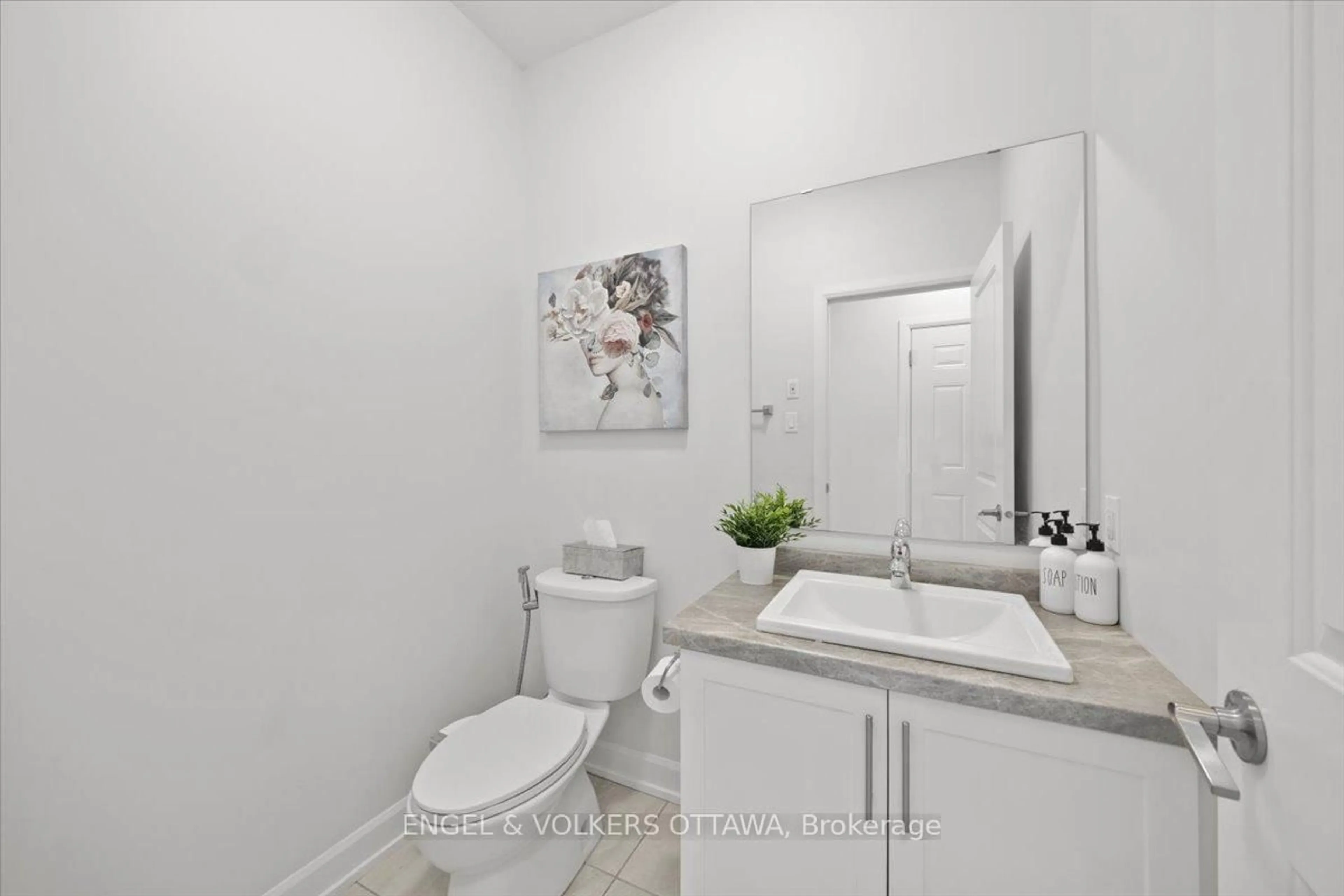 Standard bathroom, ceramic/tile floor for 110 Pioneer Rd, Russell Ontario K4R 0C9