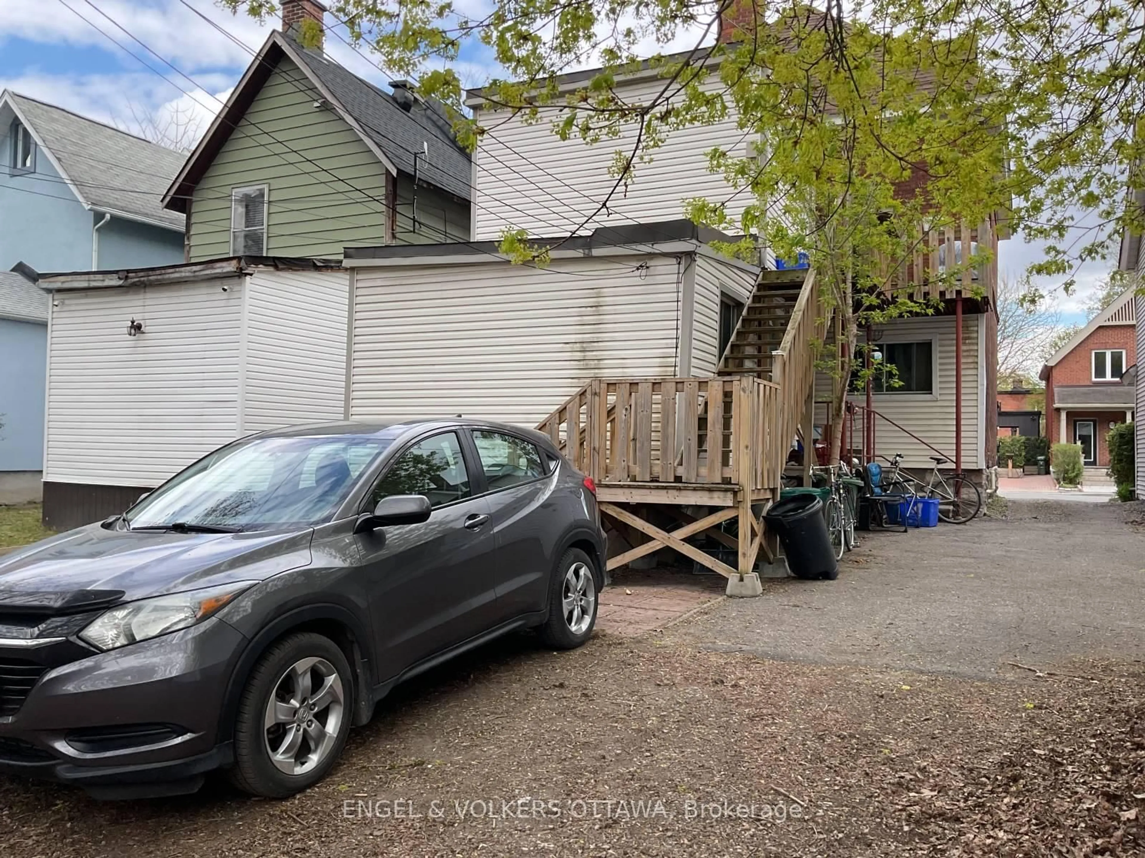A pic from outside/outdoor area/front of a property/back of a property/a pic from drone, street for 85 Waverley St, Ottawa Ontario K2P 0V1