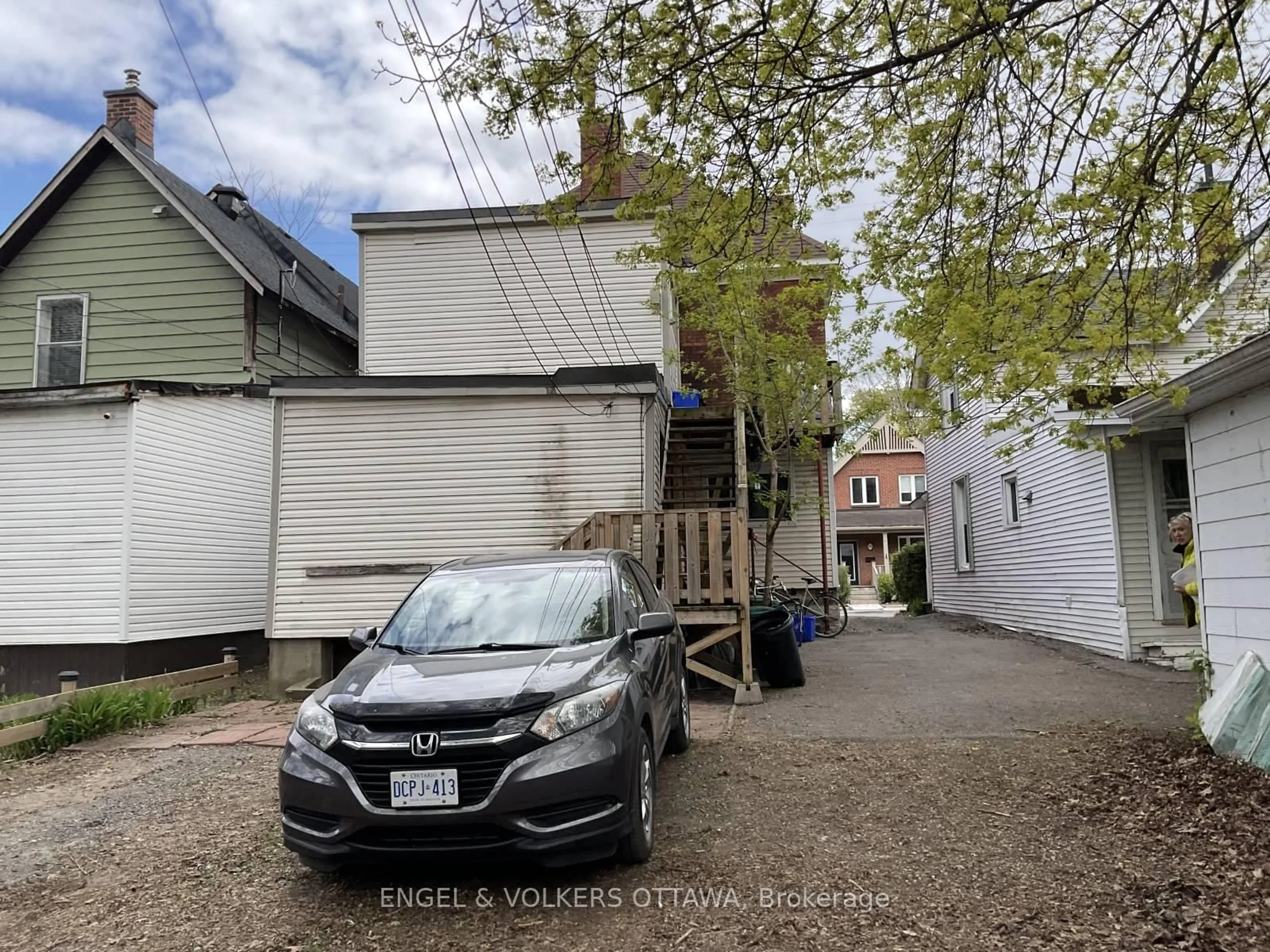 A pic from outside/outdoor area/front of a property/back of a property/a pic from drone, street for 85 Waverley St, Ottawa Ontario K2P 0V1