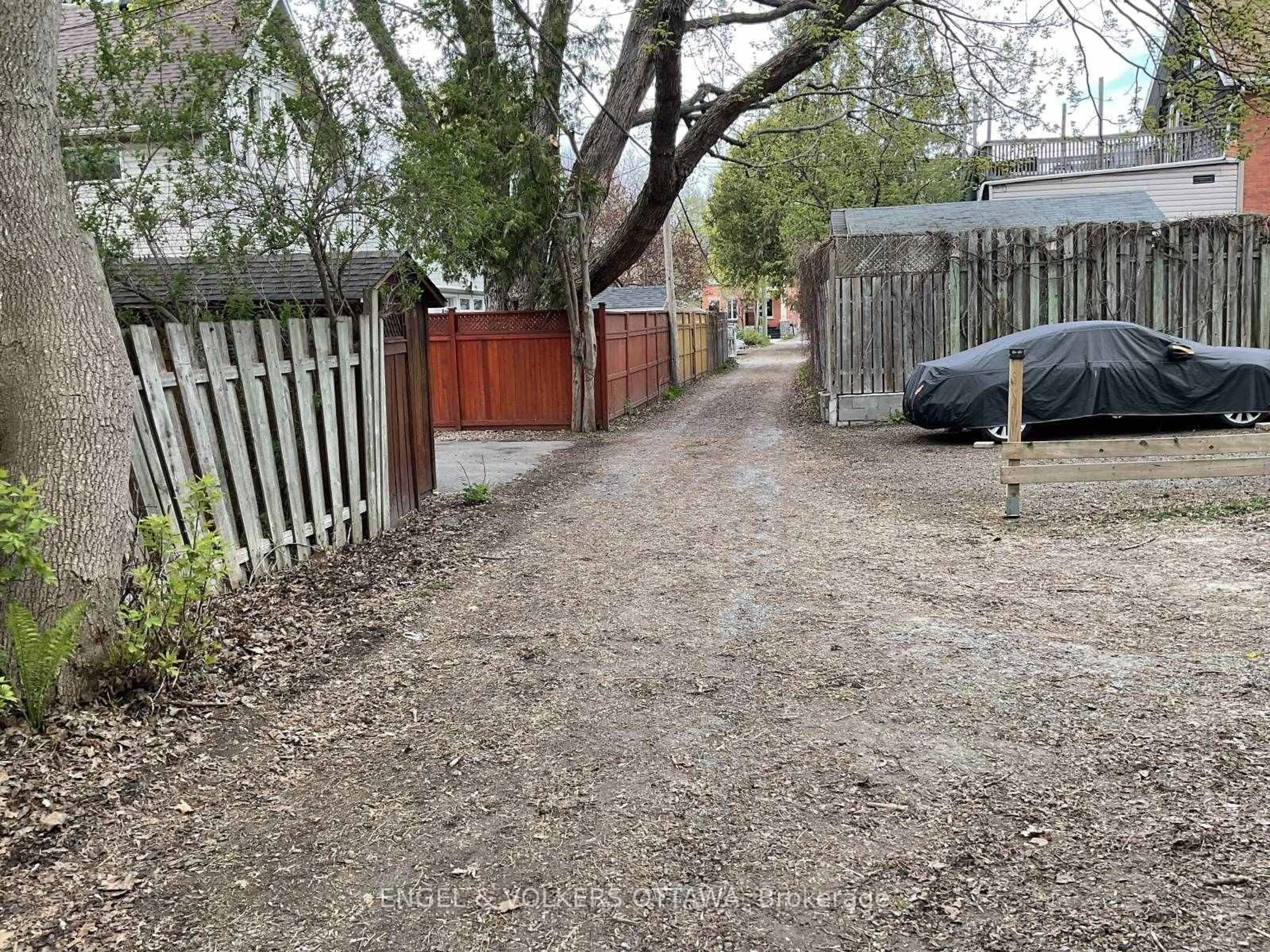 A pic from outside/outdoor area/front of a property/back of a property/a pic from drone, street for 85 Waverley St, Ottawa Ontario K2P 0V1
