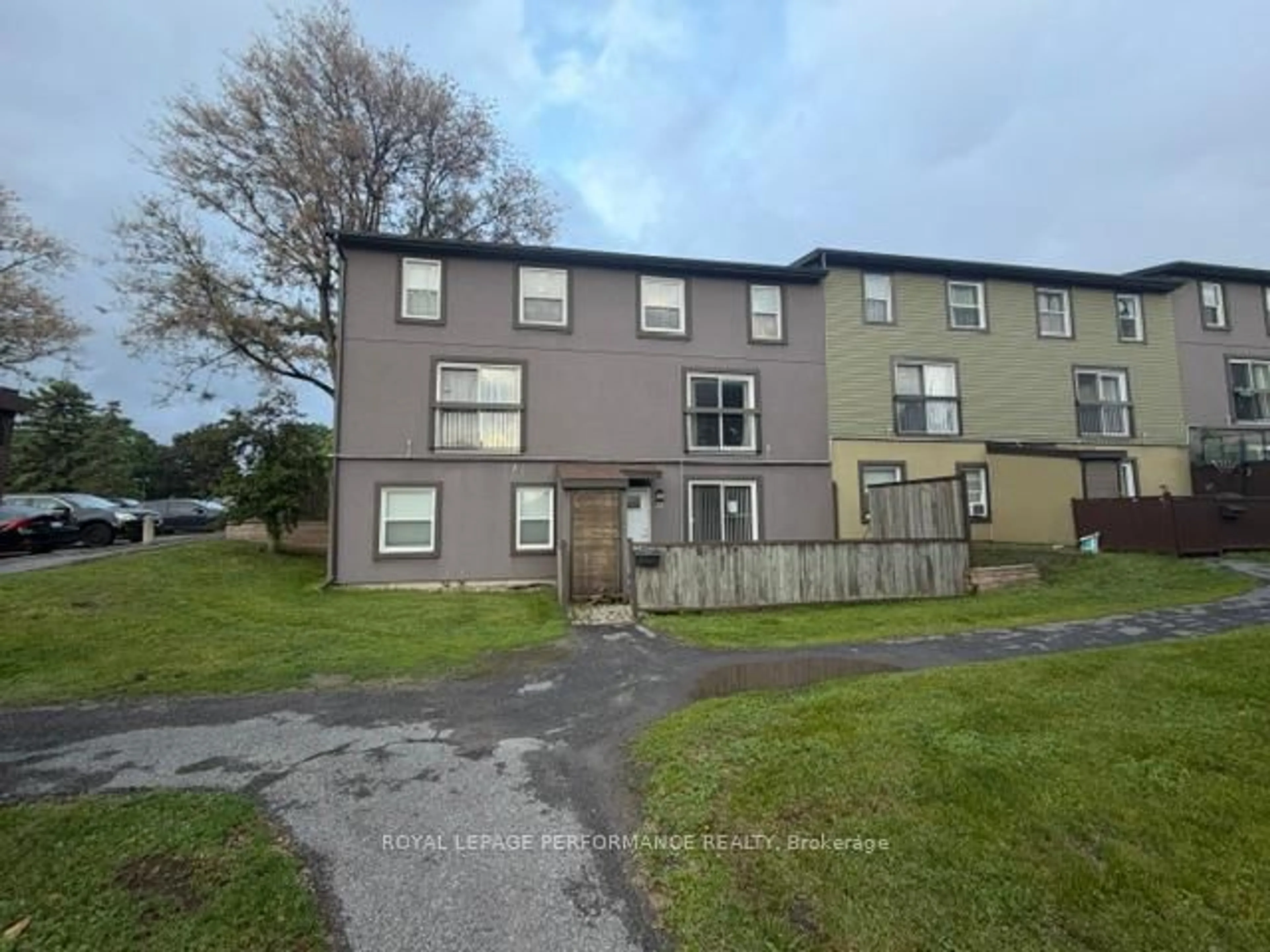 A pic from outside/outdoor area/front of a property/back of a property/a pic from drone, building for 1250 Mcwatters Rd #22, Ottawa Ontario K2C 3P5