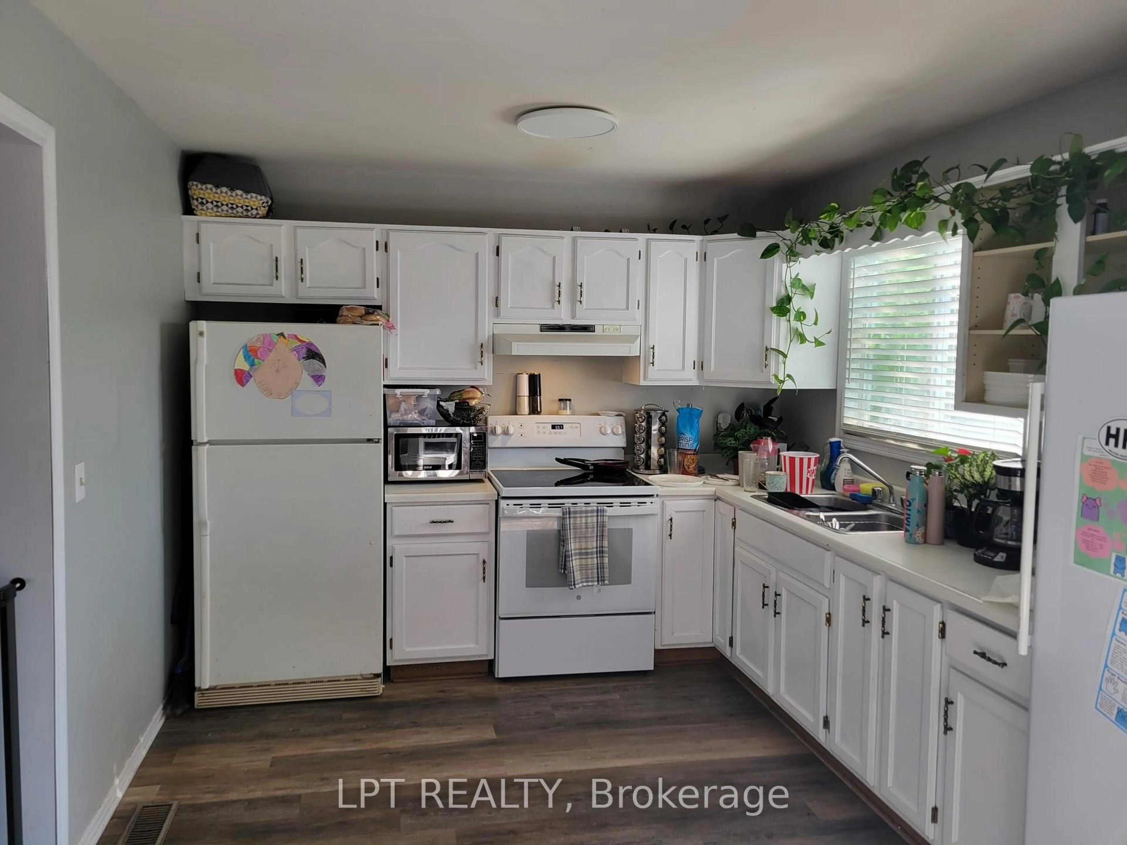 Standard kitchen, unknown for 57 Poplar Cres, Welland Ontario L3C 6W2