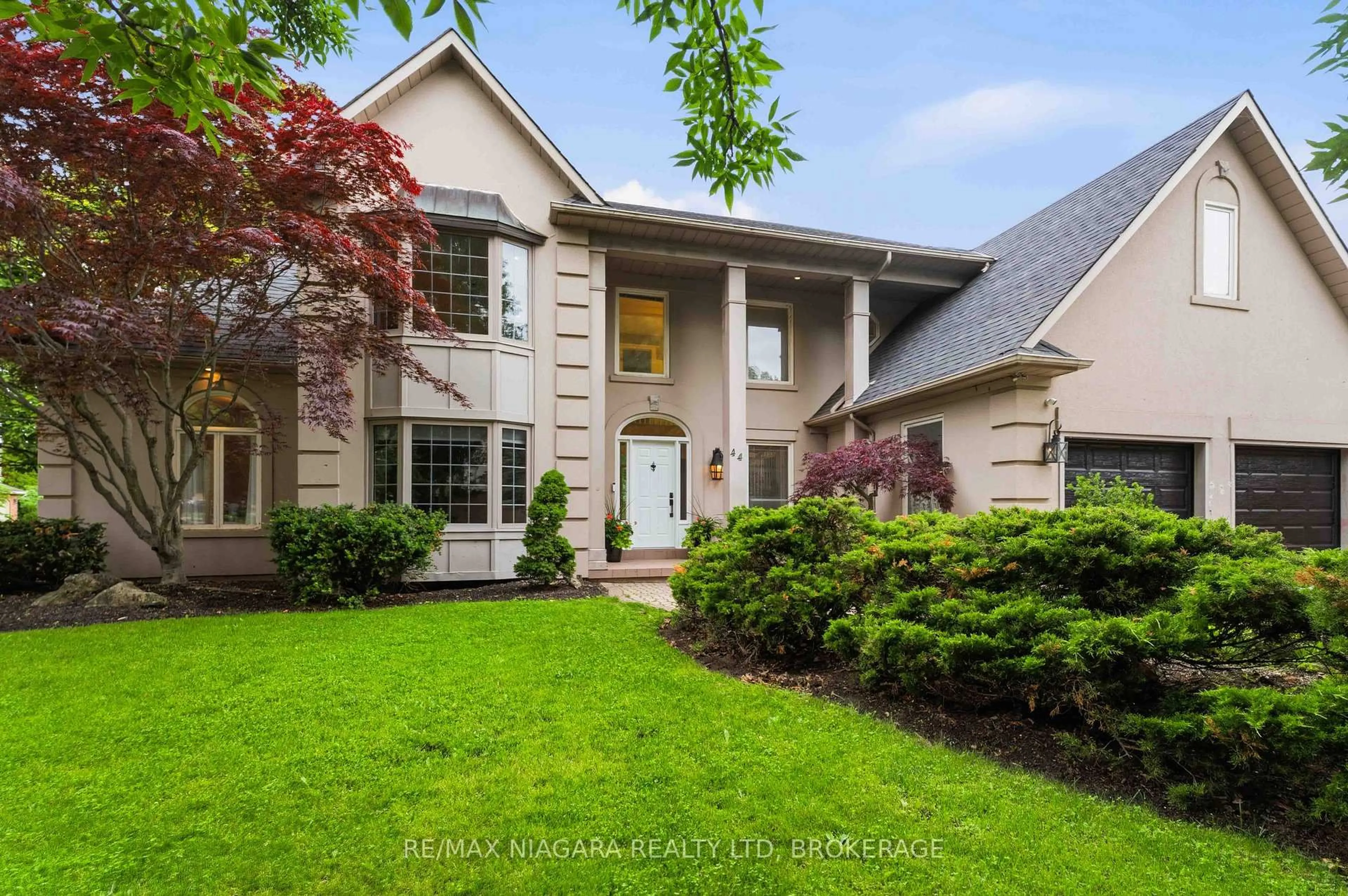 Home with vinyl exterior material, street for 44 Cheritan Crt, St. Catharines Ontario L2N 7J8