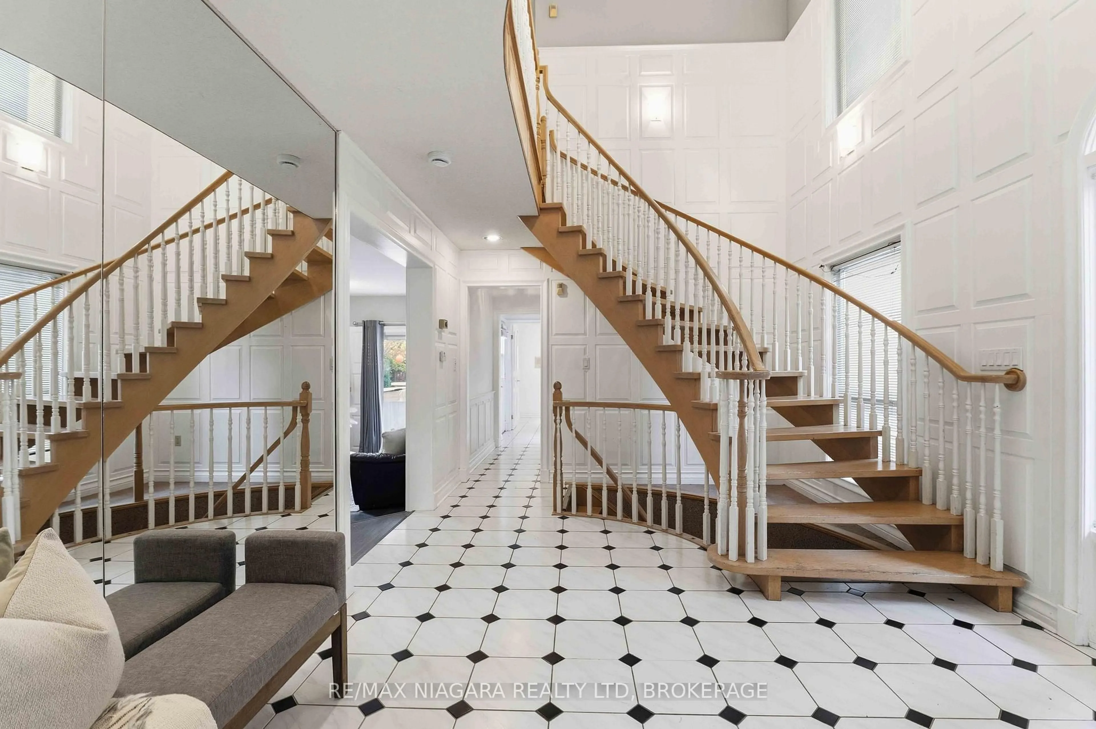 Indoor foyer for 44 Cheritan Crt, St. Catharines Ontario L2N 7J8