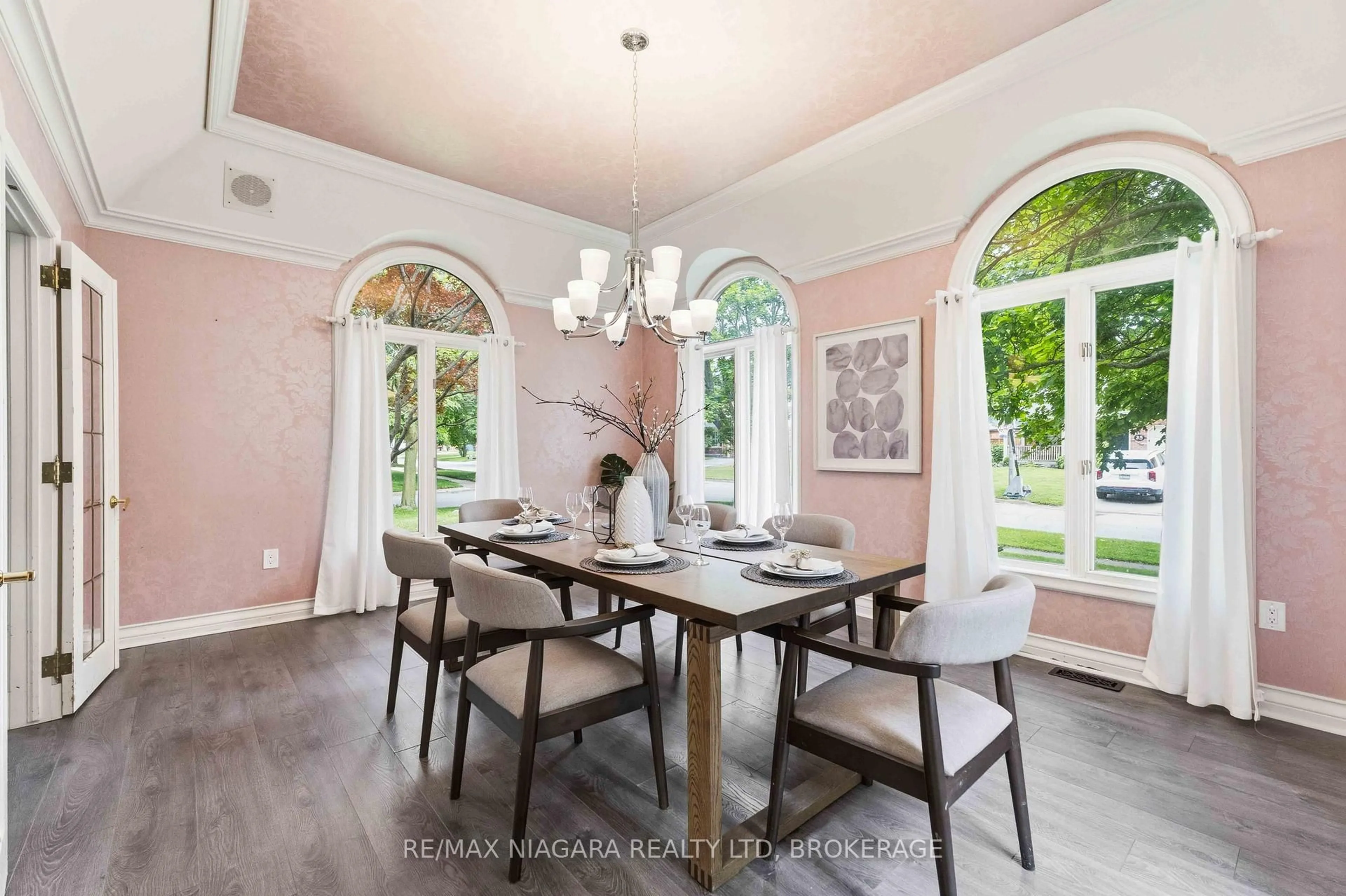 Dining room, ceramic/tile floor for 44 Cheritan Crt, St. Catharines Ontario L2N 7J8