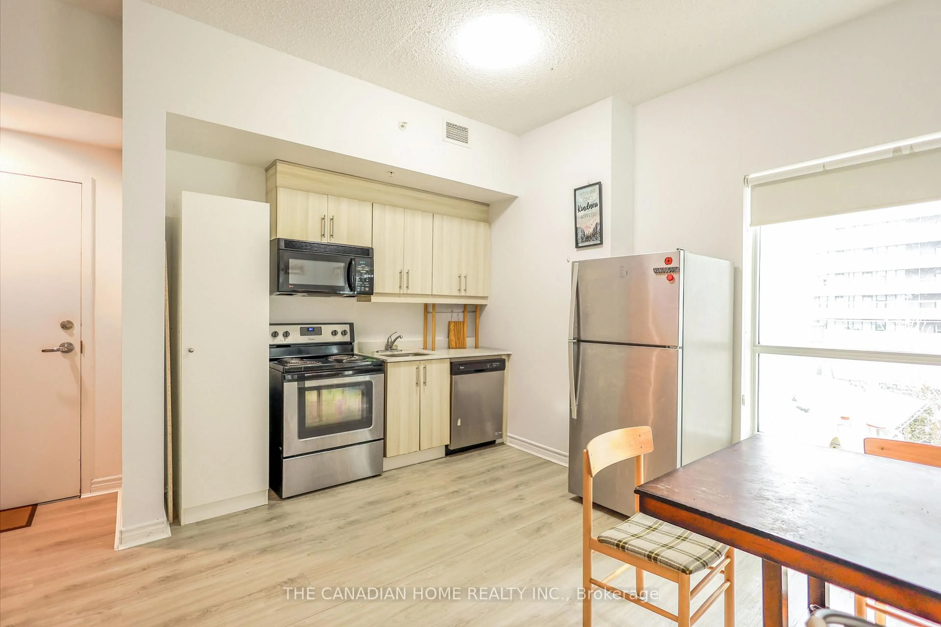Standard kitchen, unknown for 158 King St #304, Waterloo Ontario N2J 0E5