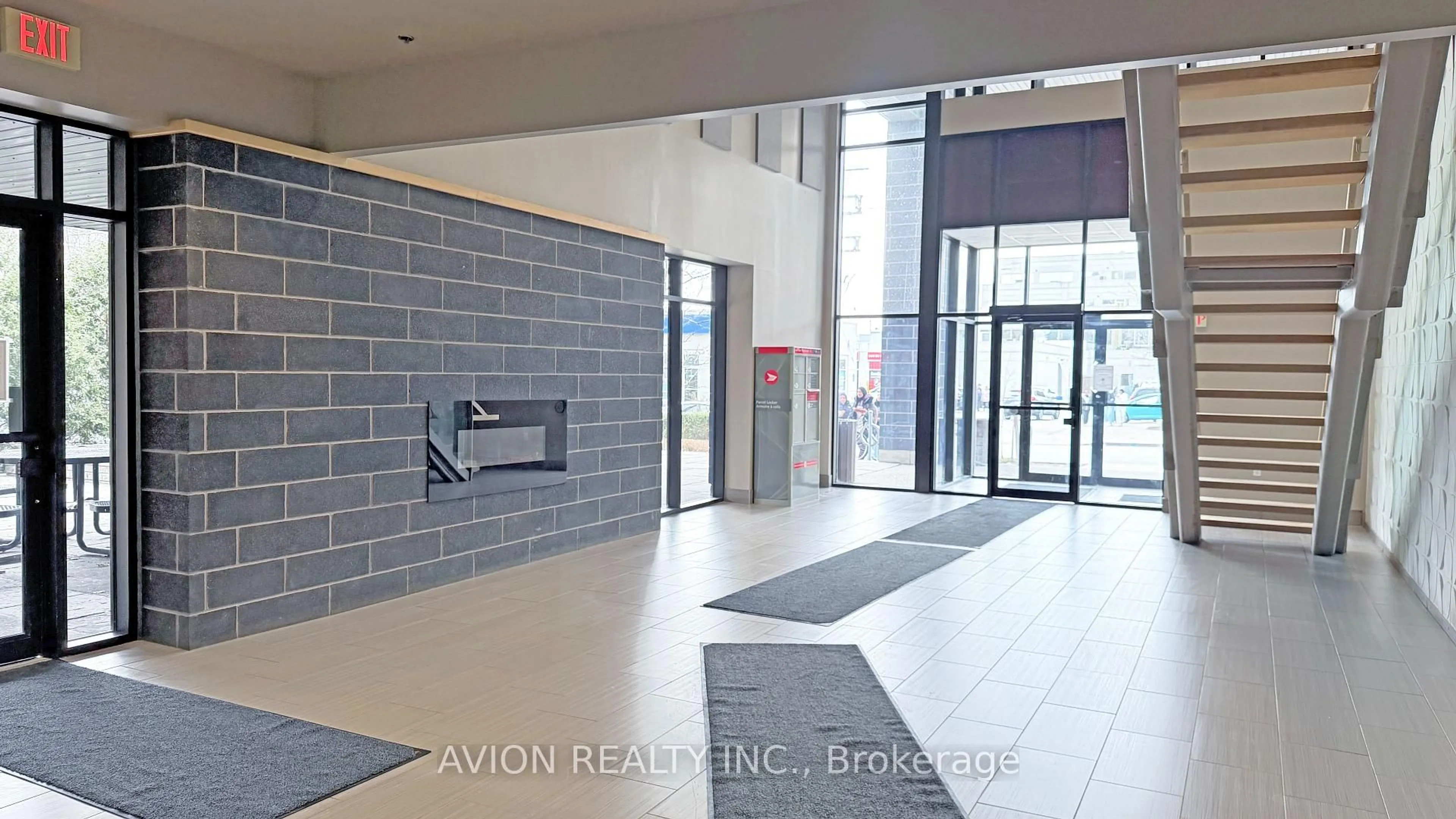 Indoor foyer for 8 HICKORY St #806, Waterloo Ontario N2L 3H6