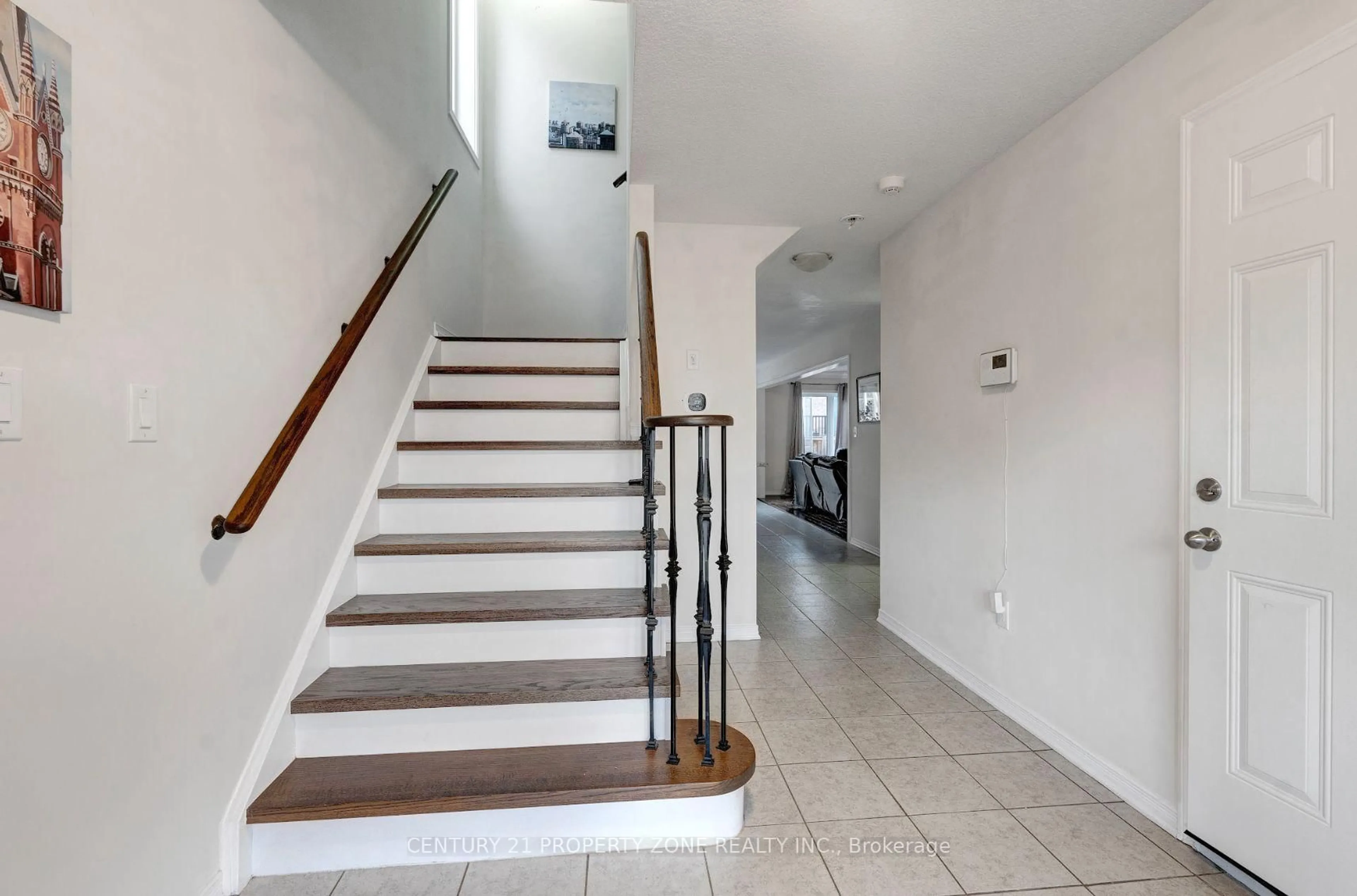 Indoor foyer for 43 Mccargow Dr, Haldimand Ontario N3W 0C3
