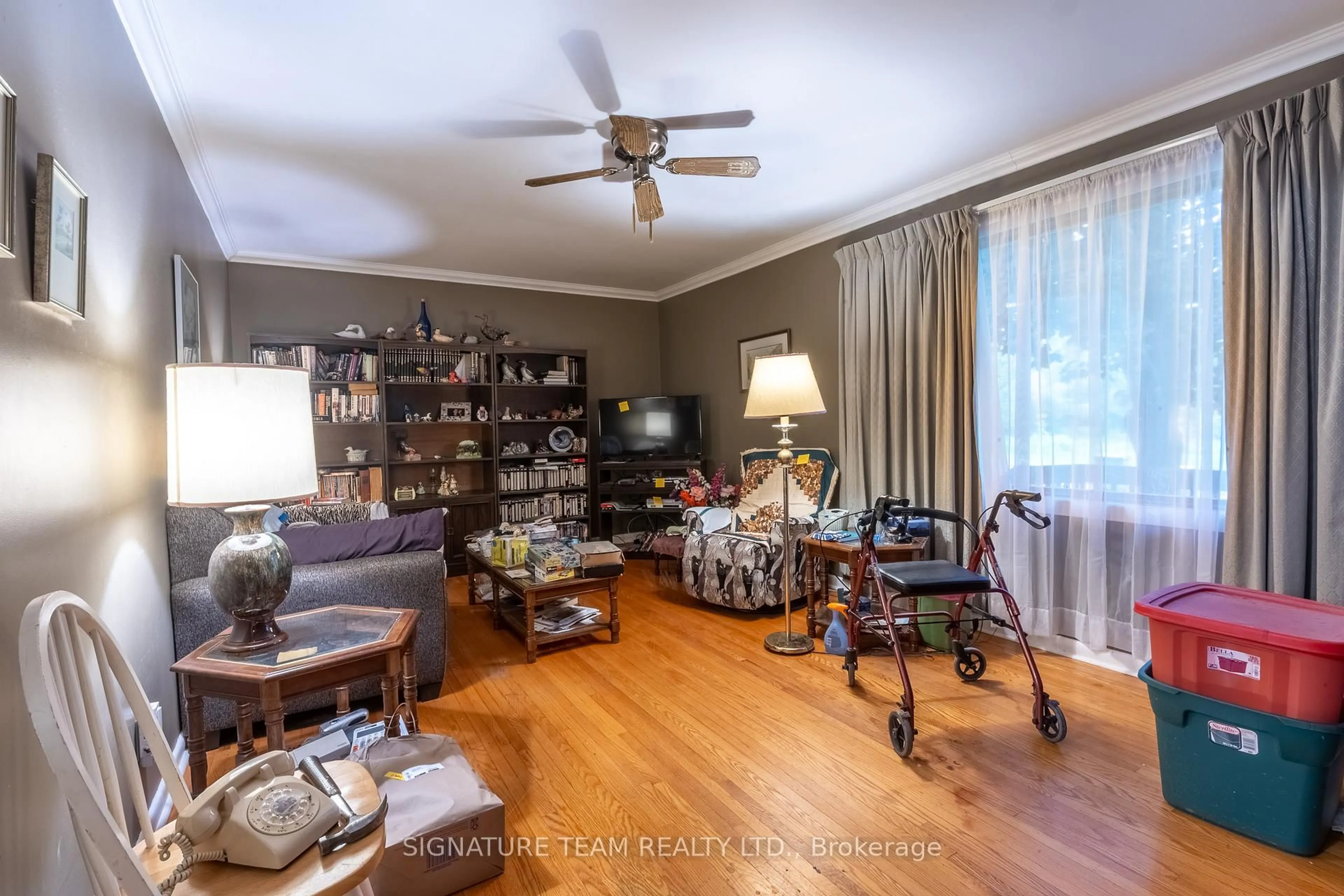 Living room with furniture, wood/laminate floor for 772 McGuire St, Petawawa Ontario K8A 7C5