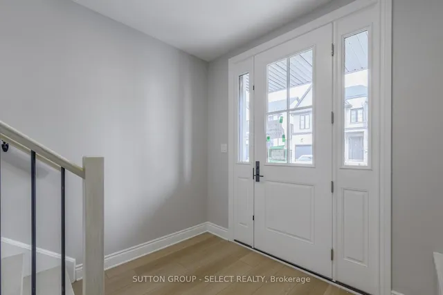 2835 Sheffield Pl #9, London South 4