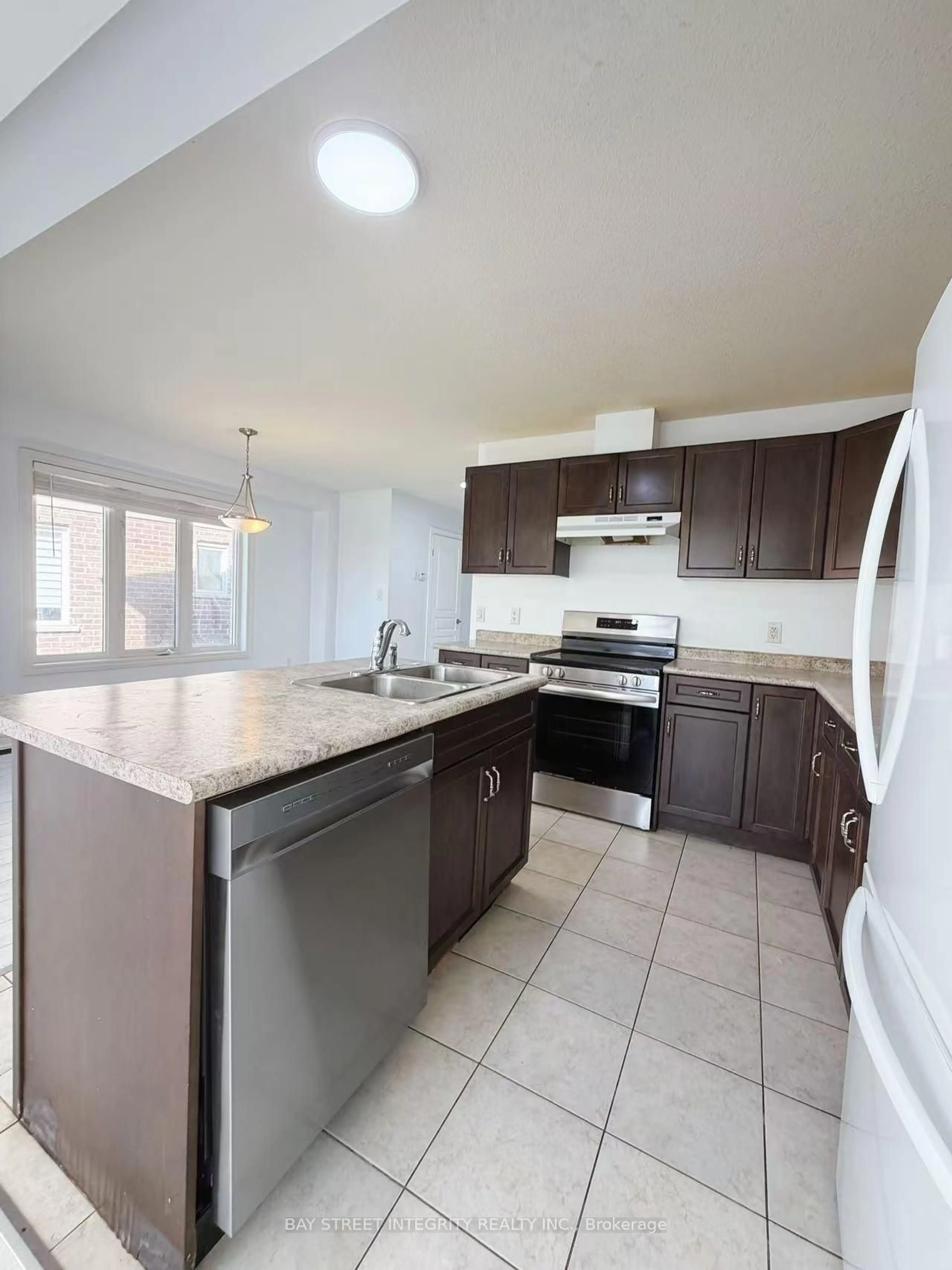 Standard kitchen, unknown for 32 Elderberry Rd, Thorold Ontario L2V 0E7
