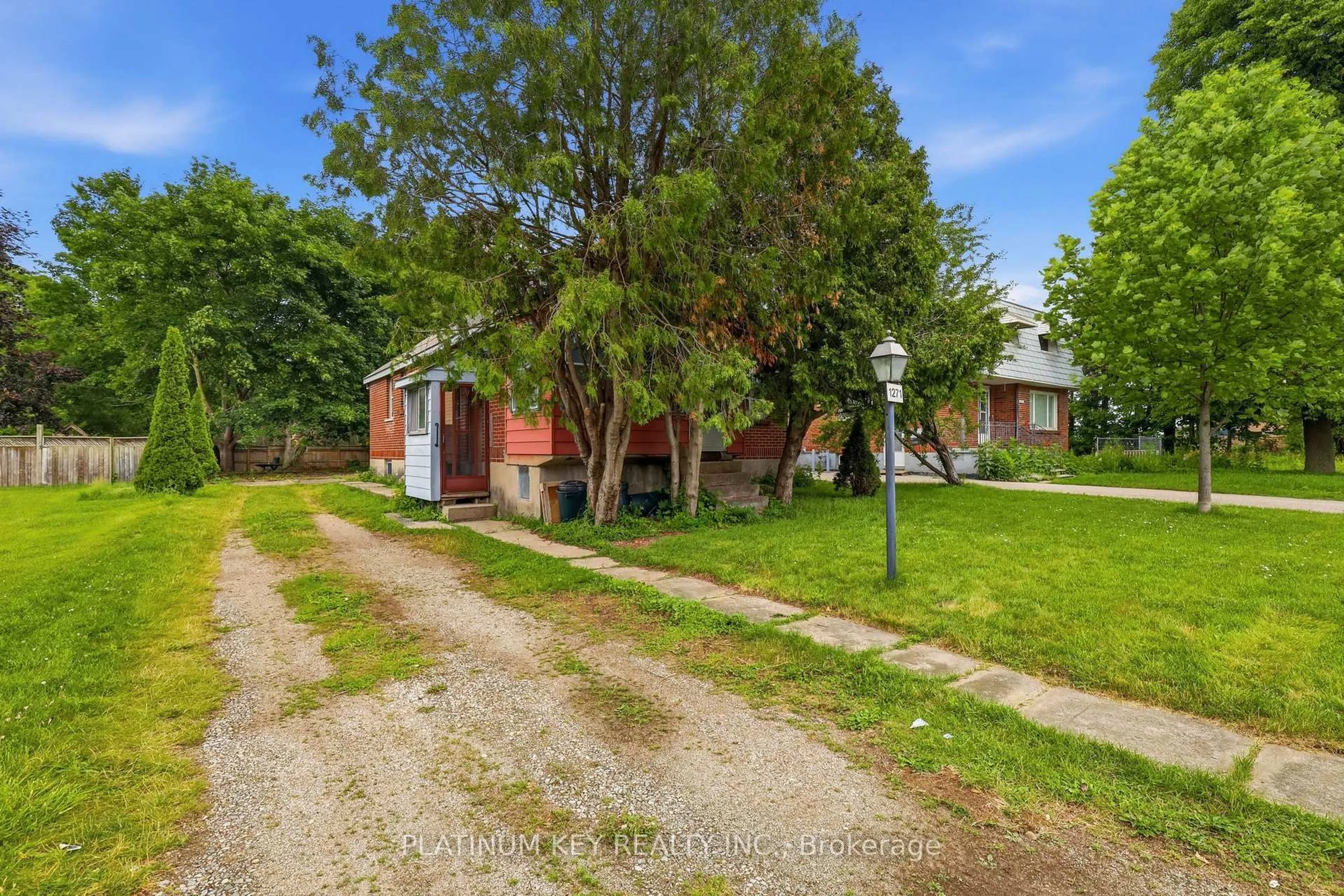 A pic from outside/outdoor area/front of a property/back of a property/a pic from drone, street for 1271 Crumlin Sdrd, London East Ontario N5V 1R6