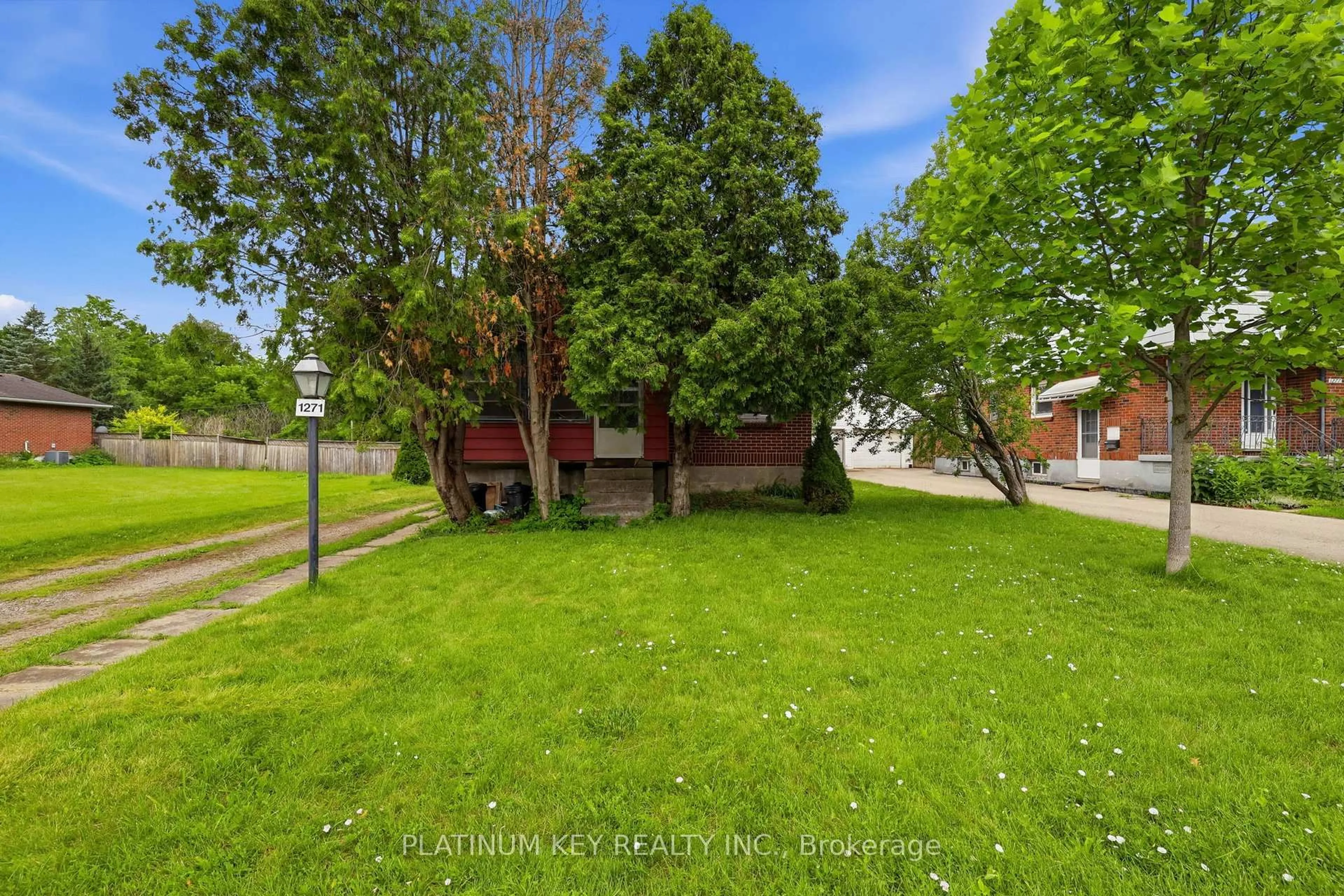 A pic from outside/outdoor area/front of a property/back of a property/a pic from drone, street for 1271 Crumlin Sdrd, London East Ontario N5V 1R6