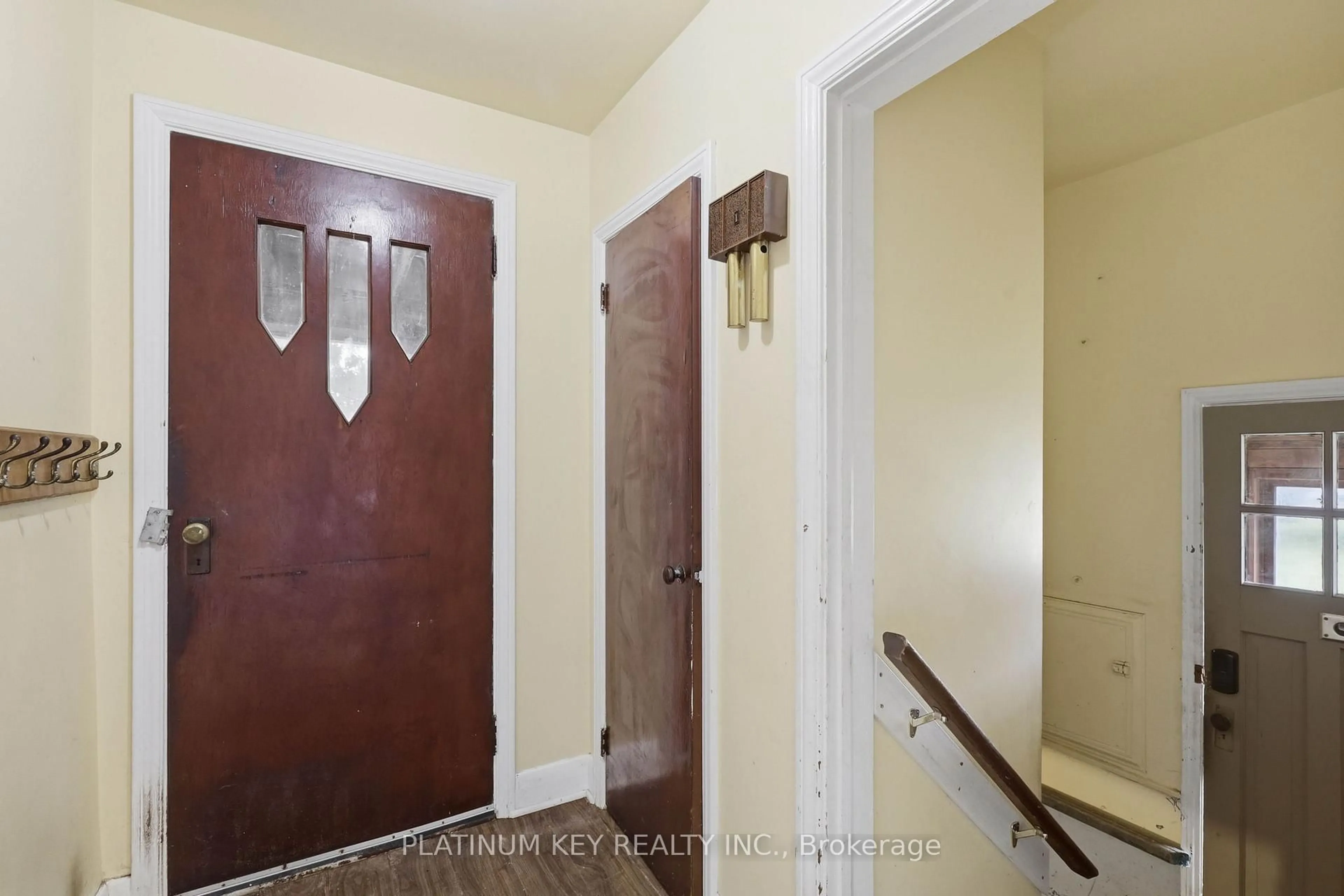 Indoor entryway for 1271 Crumlin Sdrd, London East Ontario N5V 1R6