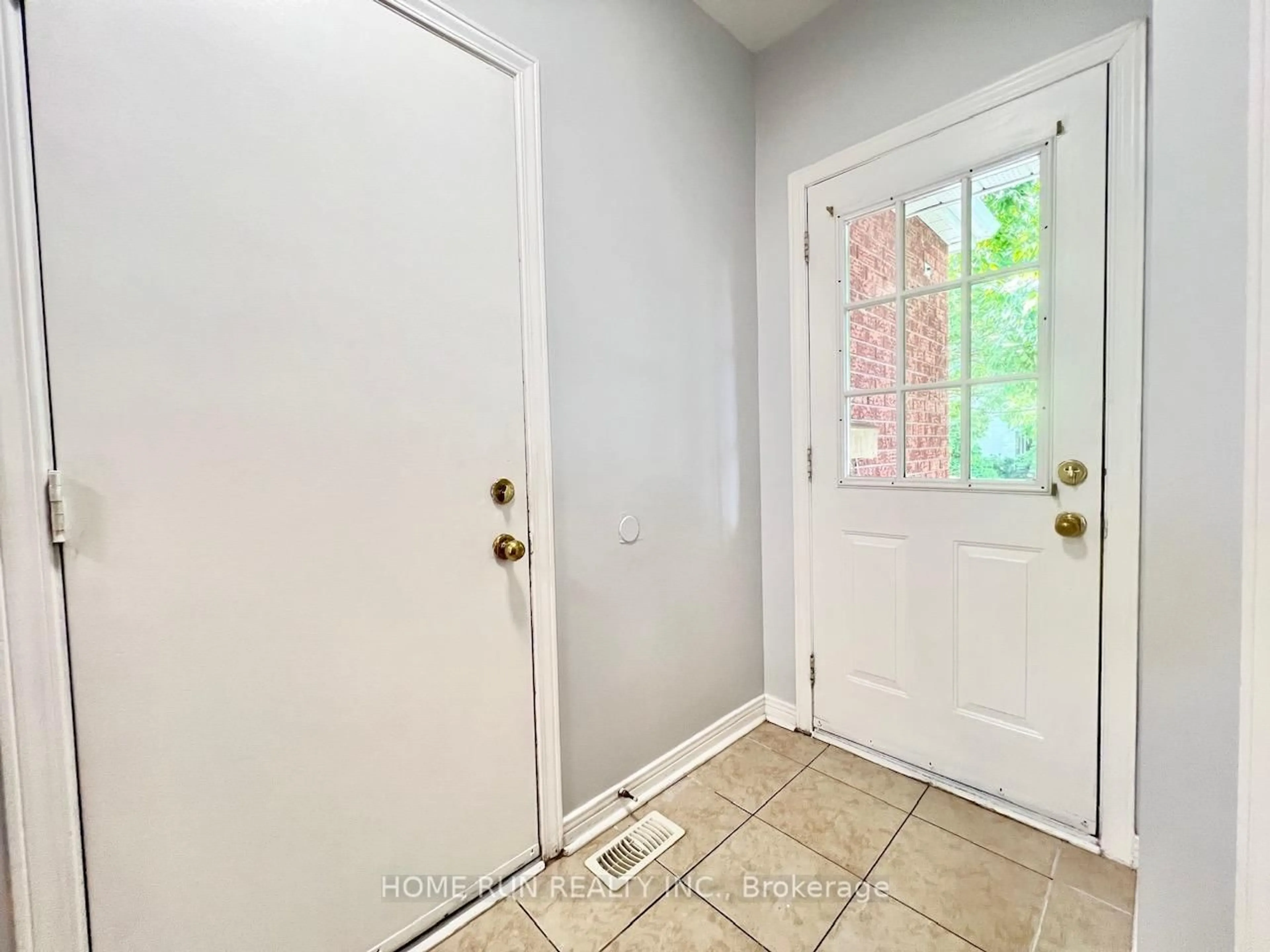 Indoor entryway for 126 Daventry Cres, Ottawa Ontario K2J 4M7