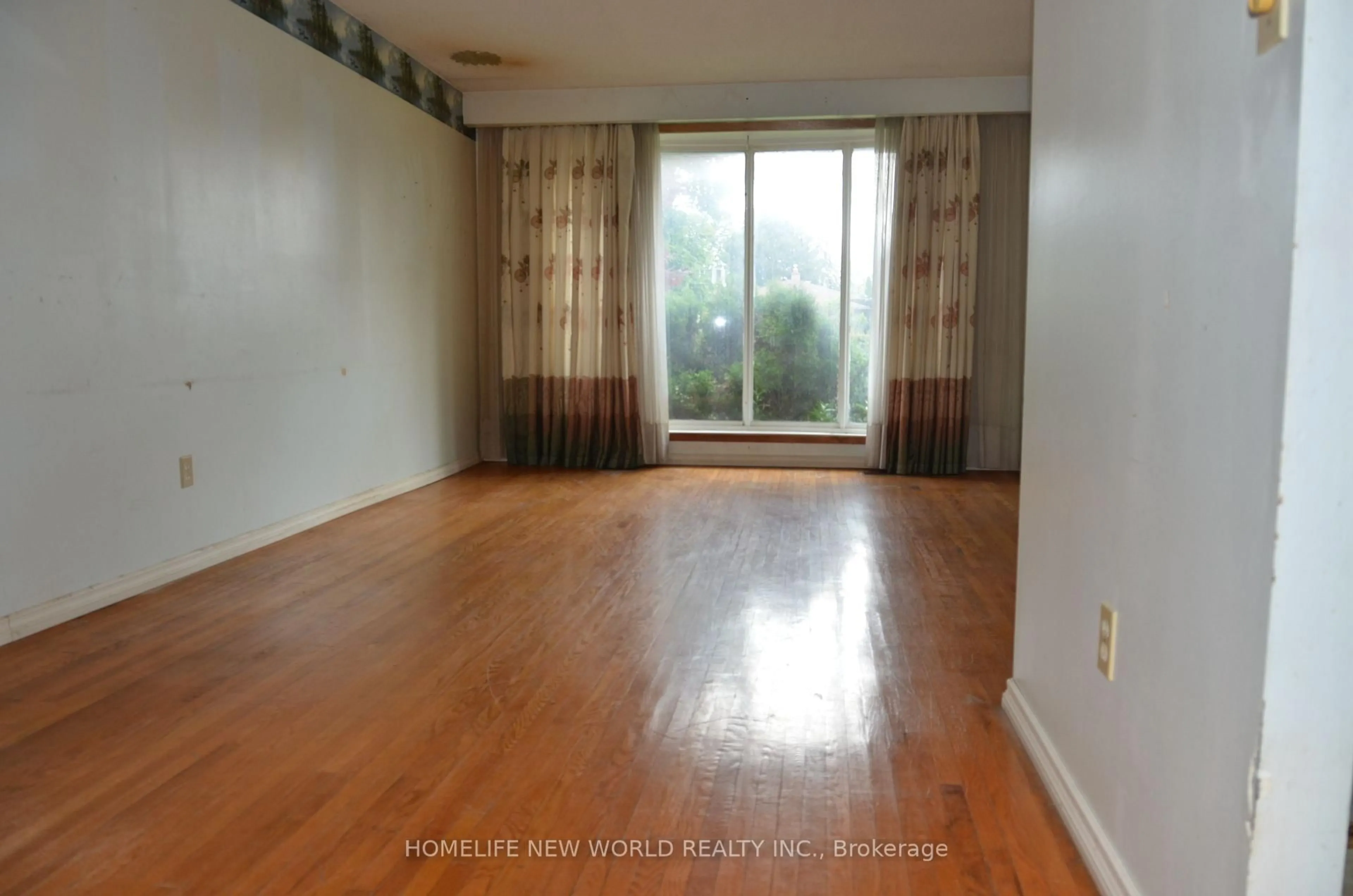 A pic of a room for 602 Upper Paradise Rd, Hamilton Ontario L9C 5P6
