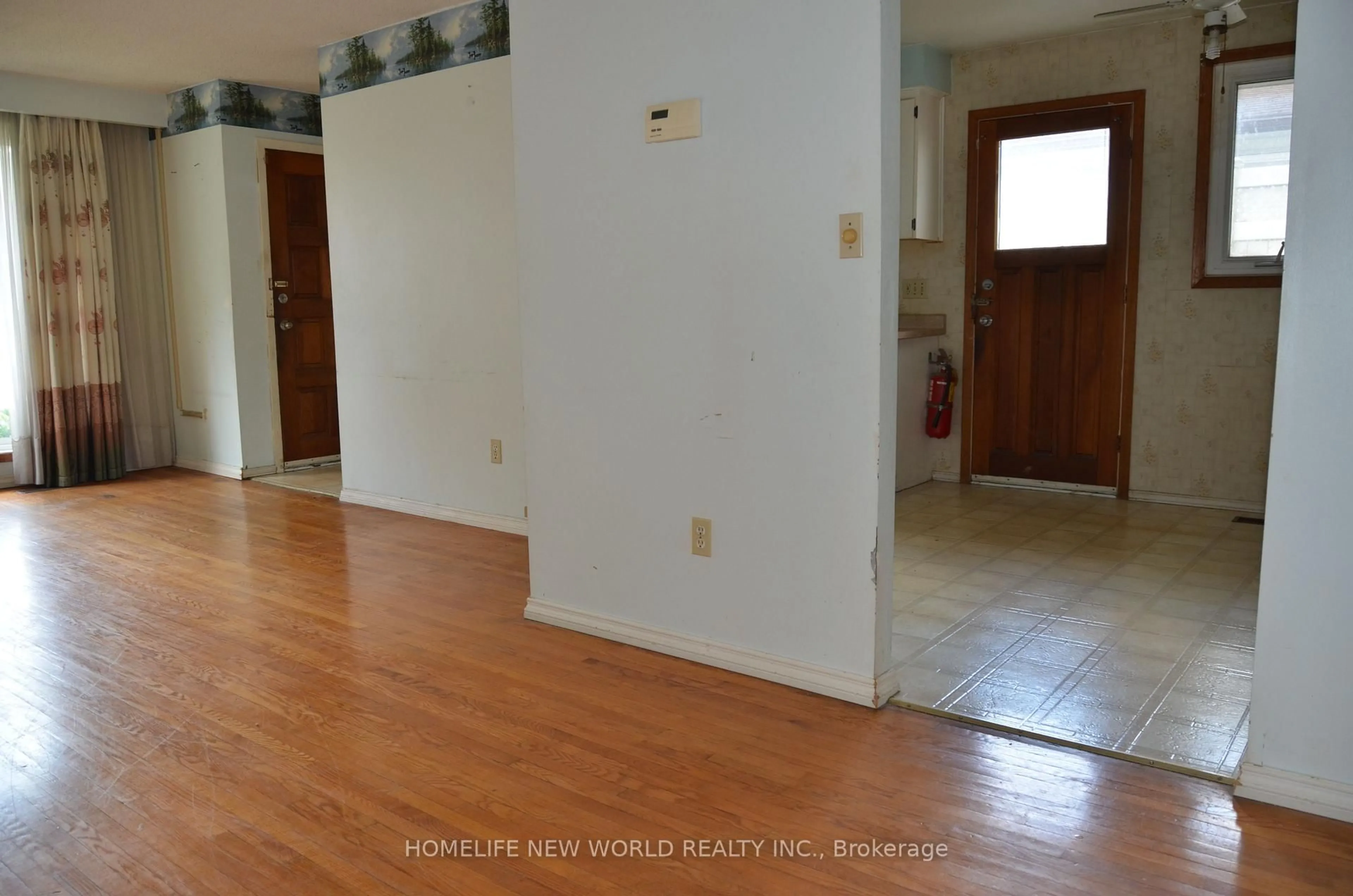 Indoor entryway for 602 Upper Paradise Rd, Hamilton Ontario L9C 5P6