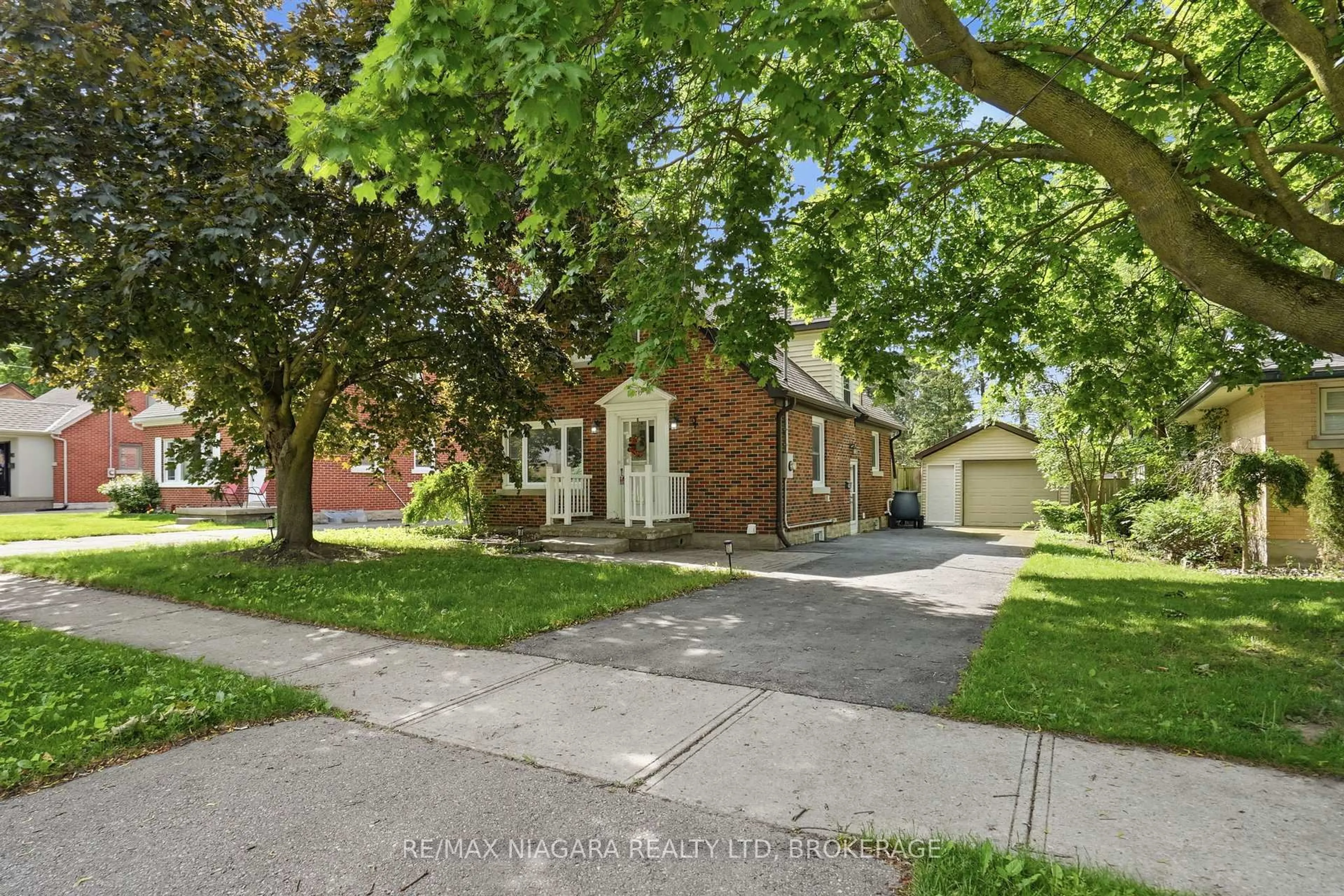 A pic from outside/outdoor area/front of a property/back of a property/a pic from drone, street for 179 Murdock Ave, Waterloo Ontario N2J 2M4