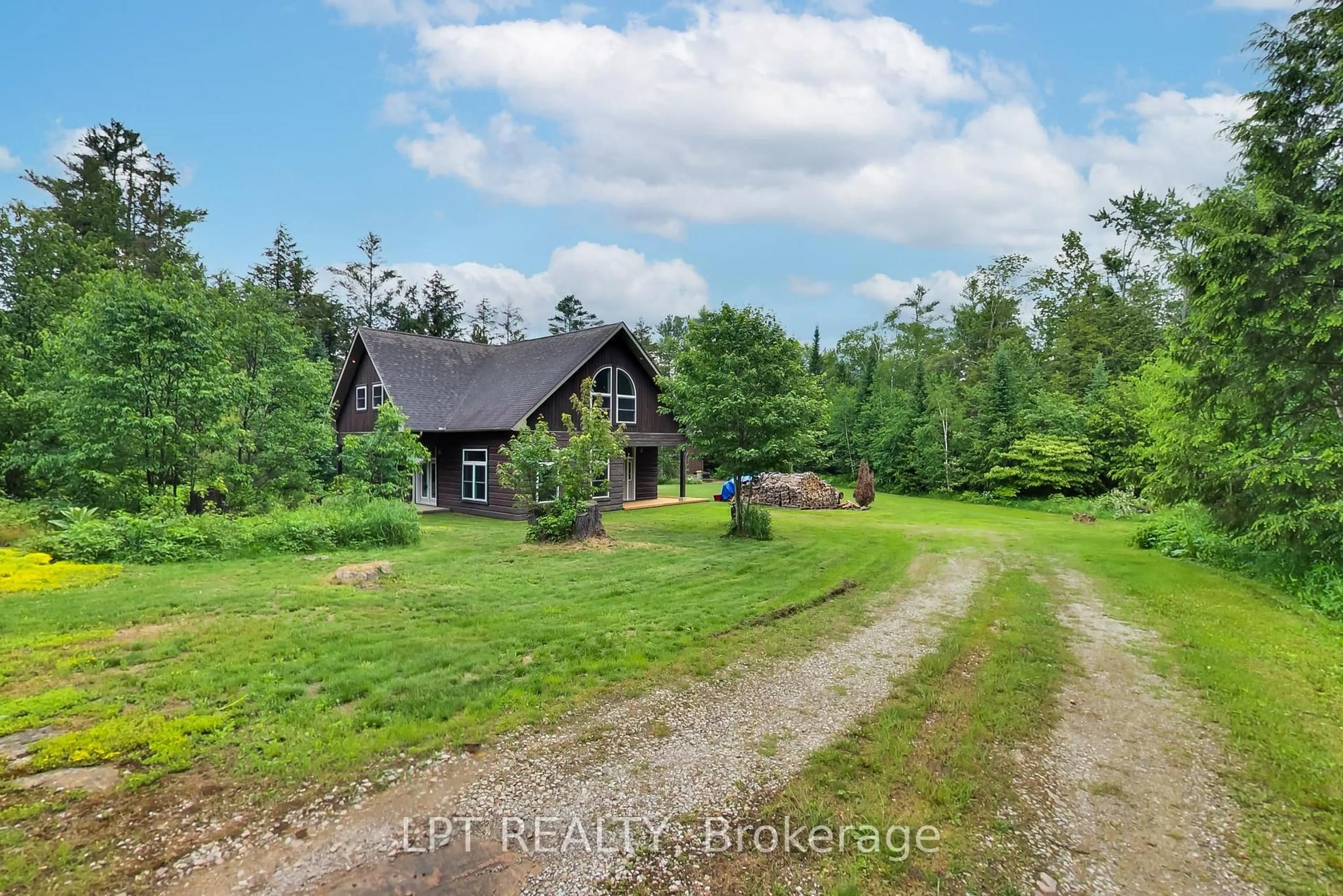 A pic from outside/outdoor area/front of a property/back of a property/a pic from drone, unknown for 1039 Ben Lake Rd, Gravenhurst Ontario P1P 1R3