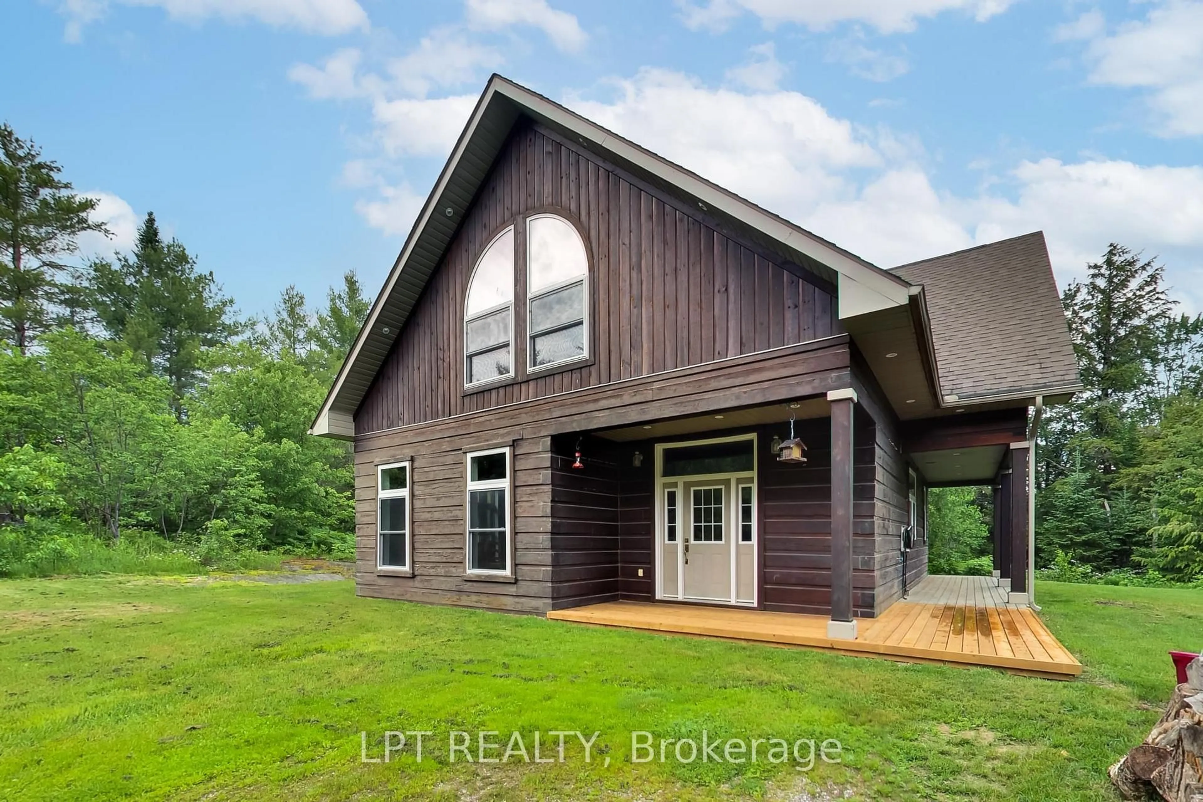 A pic from outside/outdoor area/front of a property/back of a property/a pic from drone, unknown for 1039 Ben Lake Rd, Gravenhurst Ontario P1P 1R3