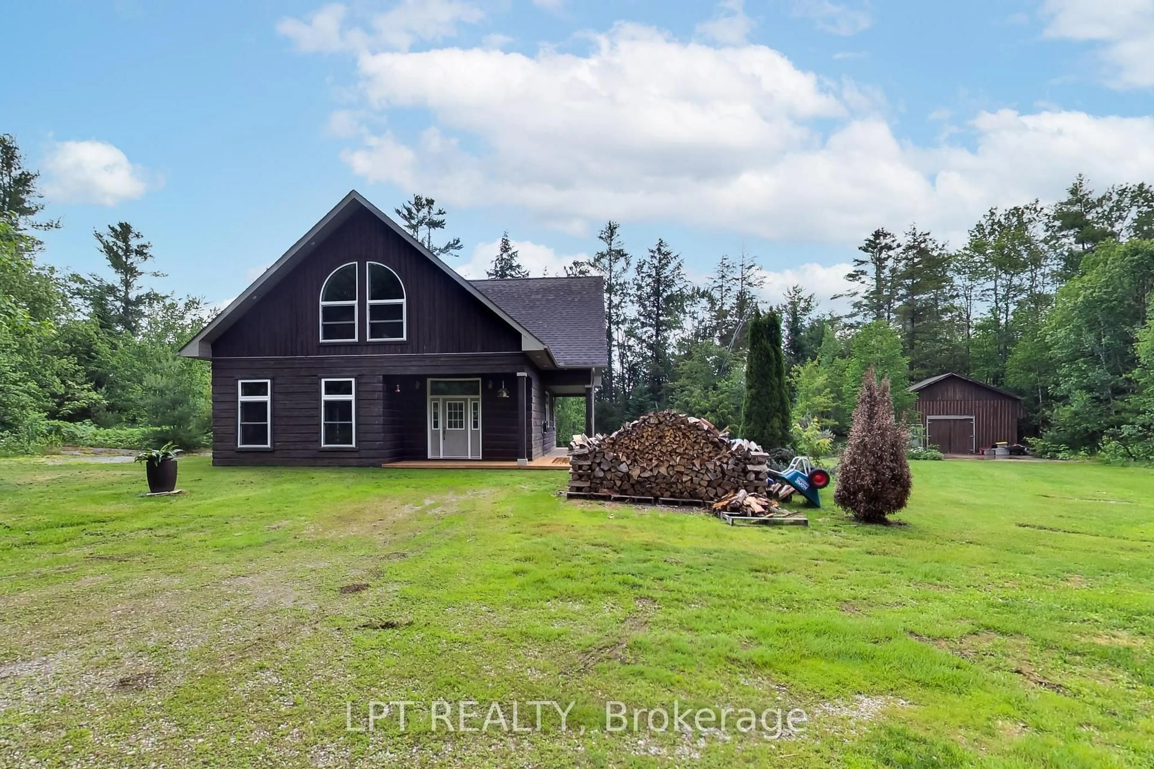A pic from outside/outdoor area/front of a property/back of a property/a pic from drone, unknown for 1039 Ben Lake Rd, Gravenhurst Ontario P1P 1R3