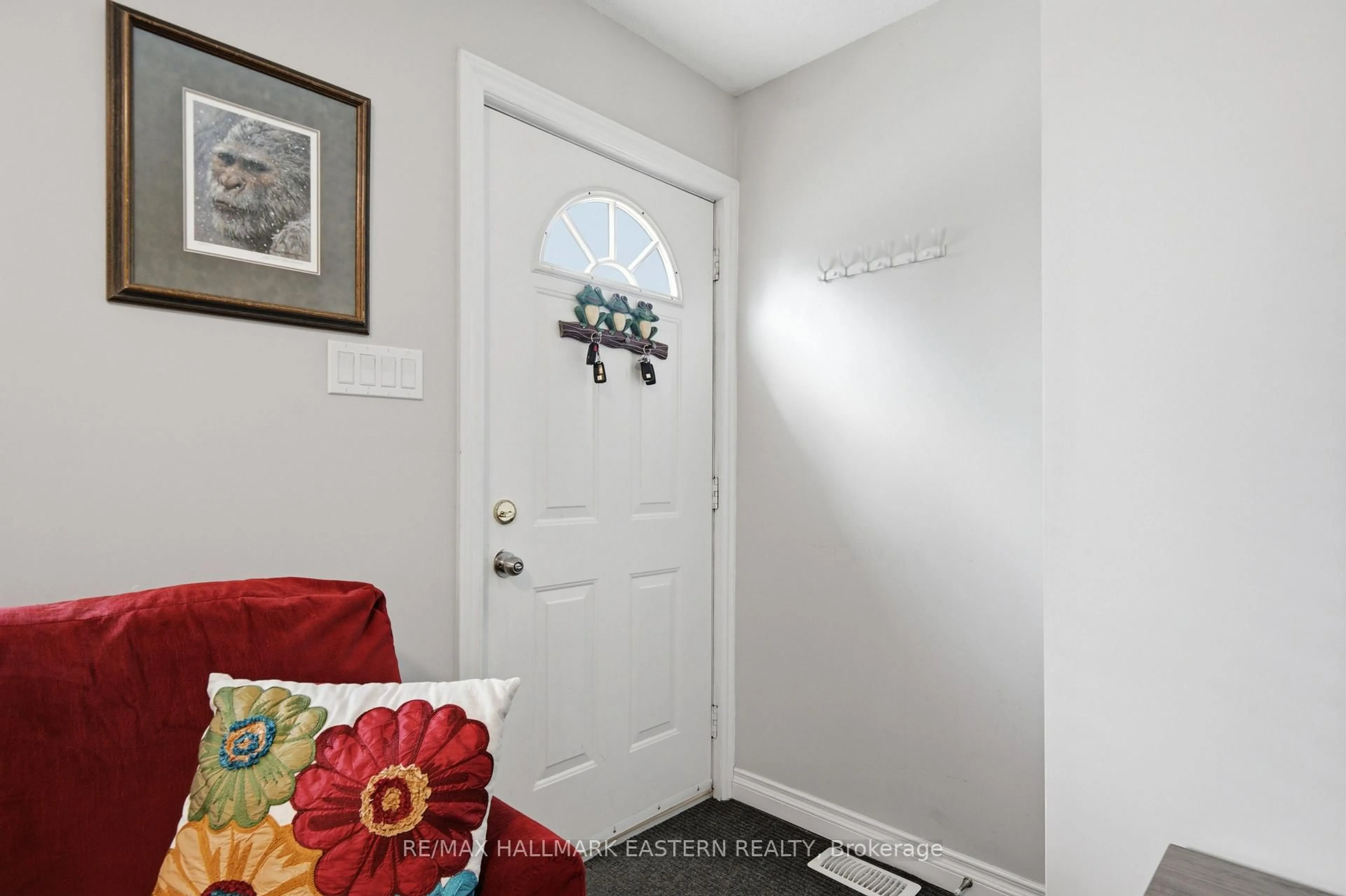 Indoor entryway for 636 Frank St, Peterborough Ontario K9J 4M9
