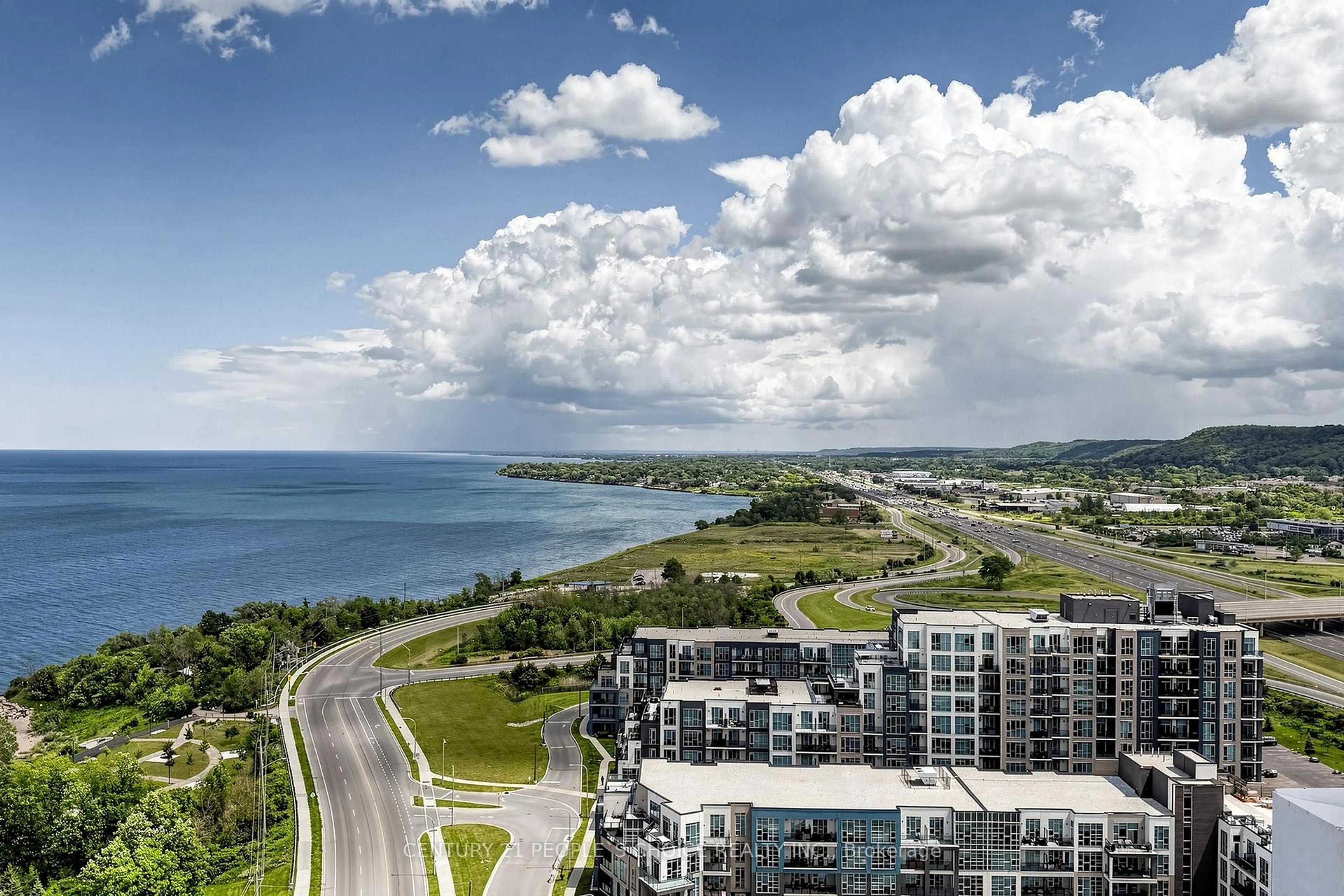 A pic from outside/outdoor area/front of a property/back of a property/a pic from drone, water/lake/river/ocean view for 72 Windward Dr, Grimsby Ontario L3M 4E8