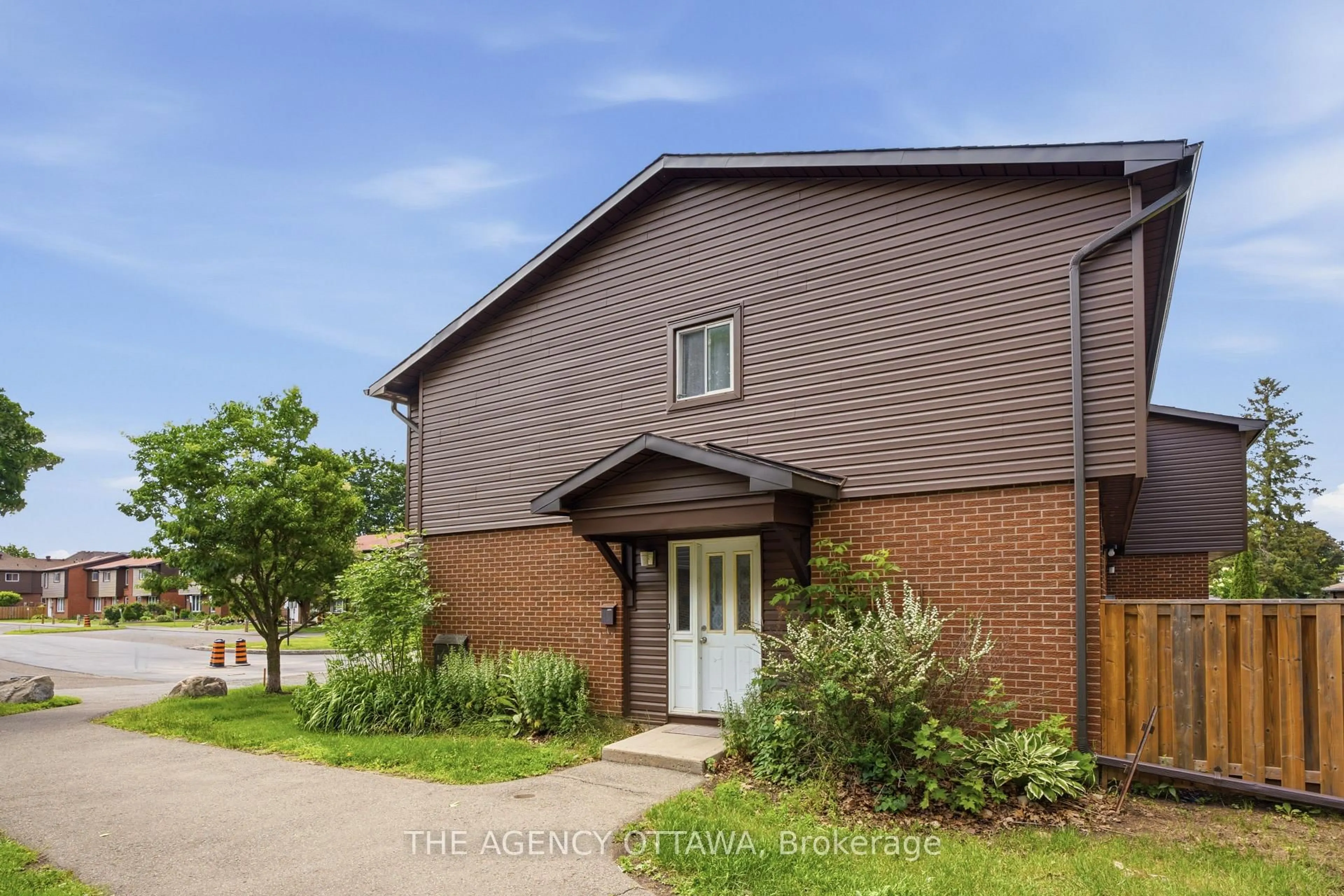 A pic from outside/outdoor area/front of a property/back of a property/a pic from drone, street for 3202 Stockton Dr #85, Gloucester Ontario K1T 1S1