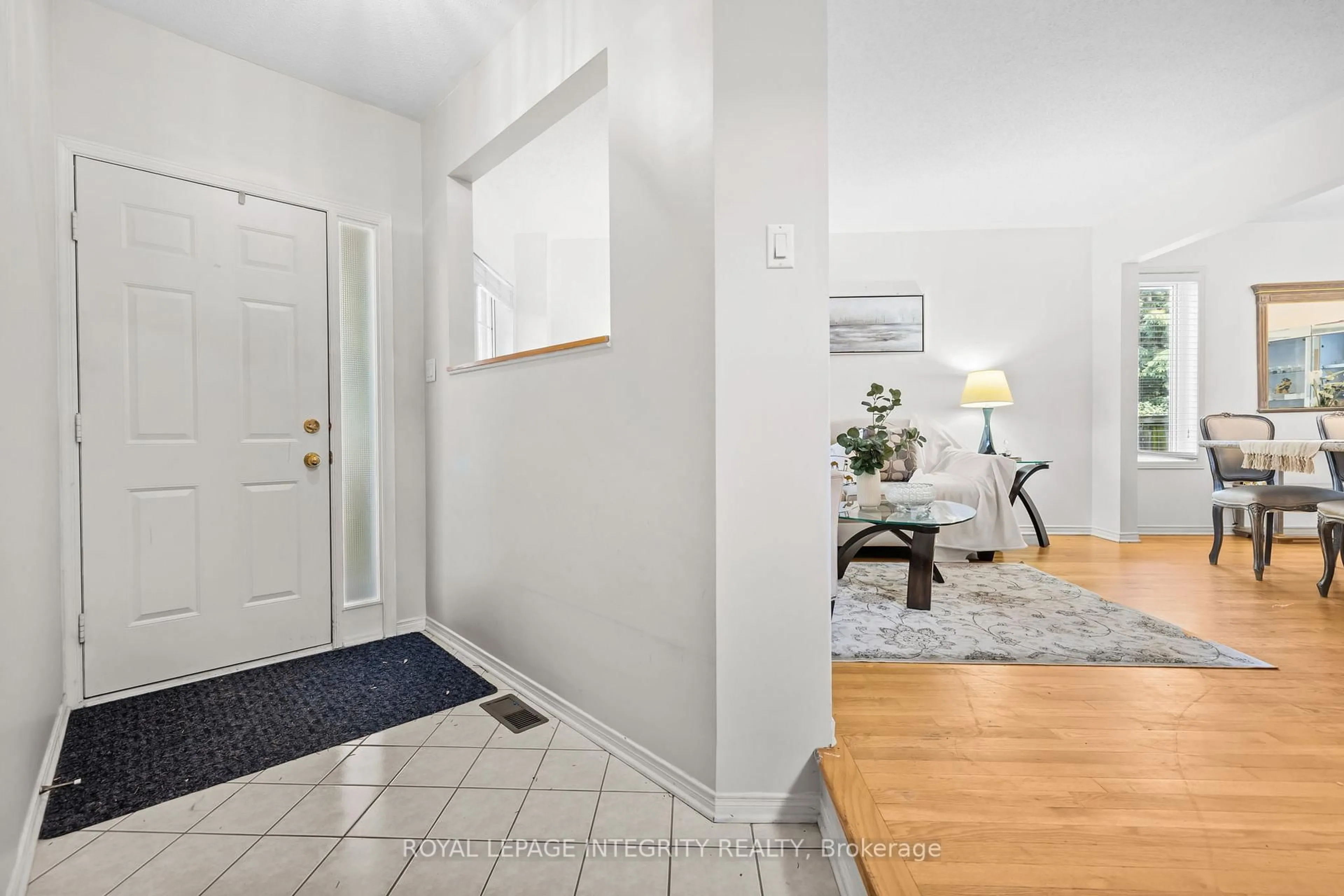 Indoor entryway for 25 Crystal Park Cres, Ottawa Ontario K2C 3Z8