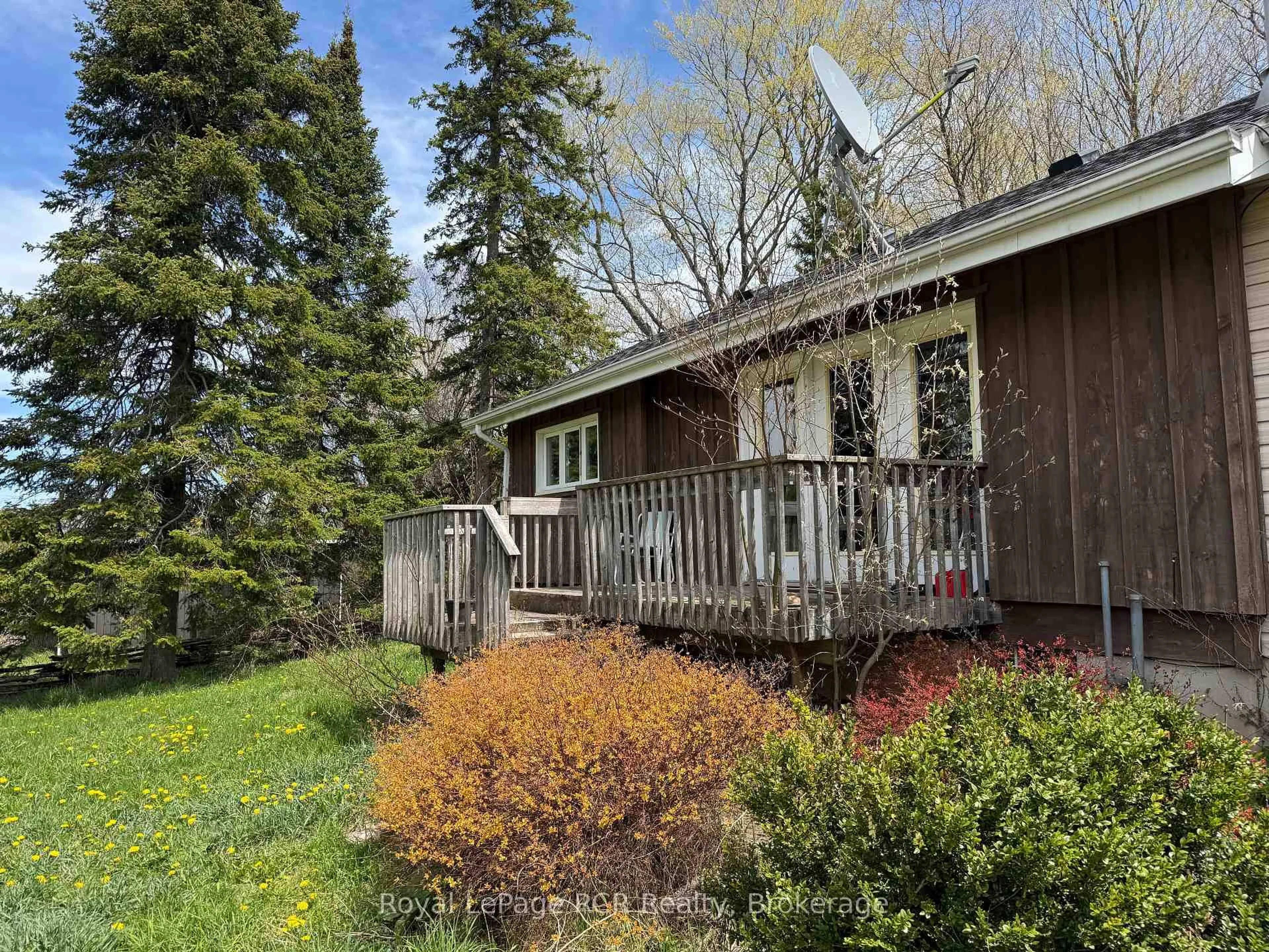Home with vinyl exterior material, unknown for 600457 50 Sdrd, Chatsworth Ontario N0H 1R0