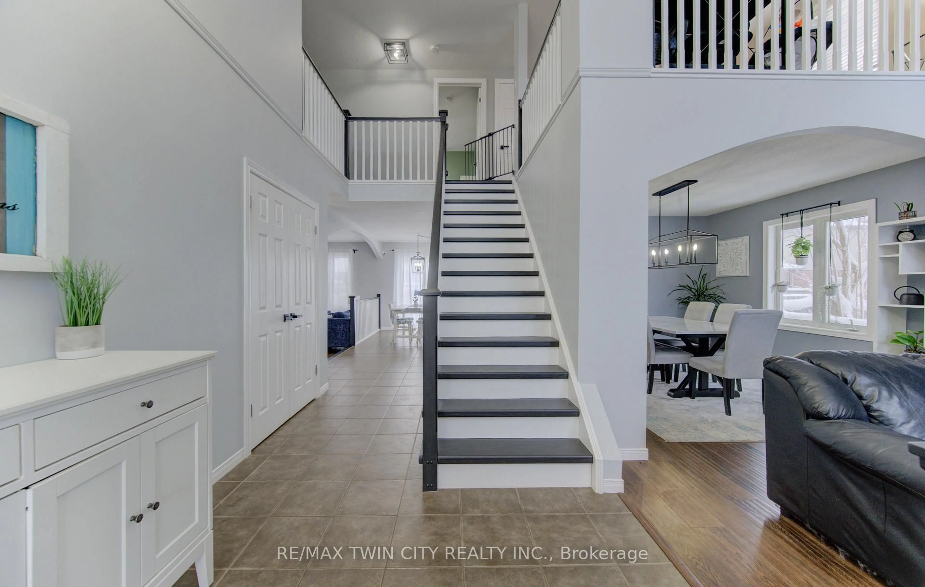 Indoor foyer for 21 West Tree Dr, Woolwich Ontario N0B 1M0