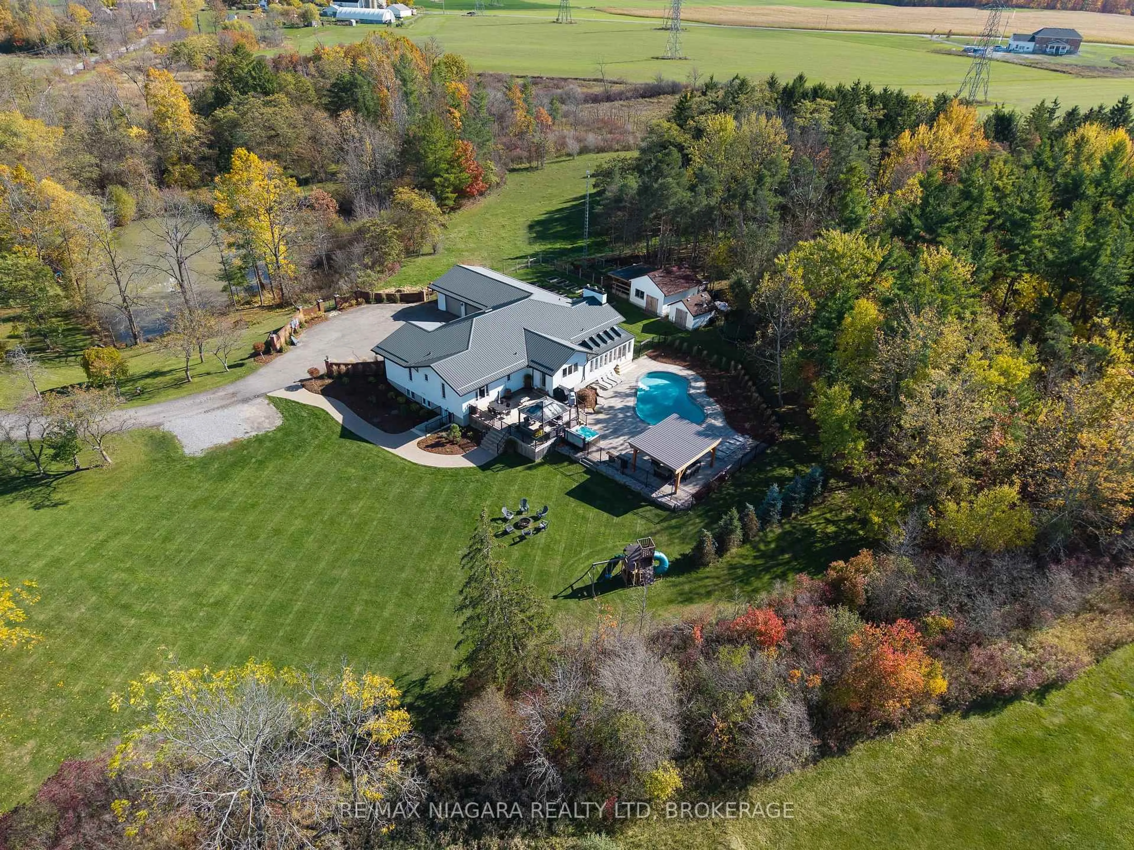 A pic from outside/outdoor area/front of a property/back of a property/a pic from drone, unknown for 340 Roland Rd, Pelham Ontario L0S 1M0