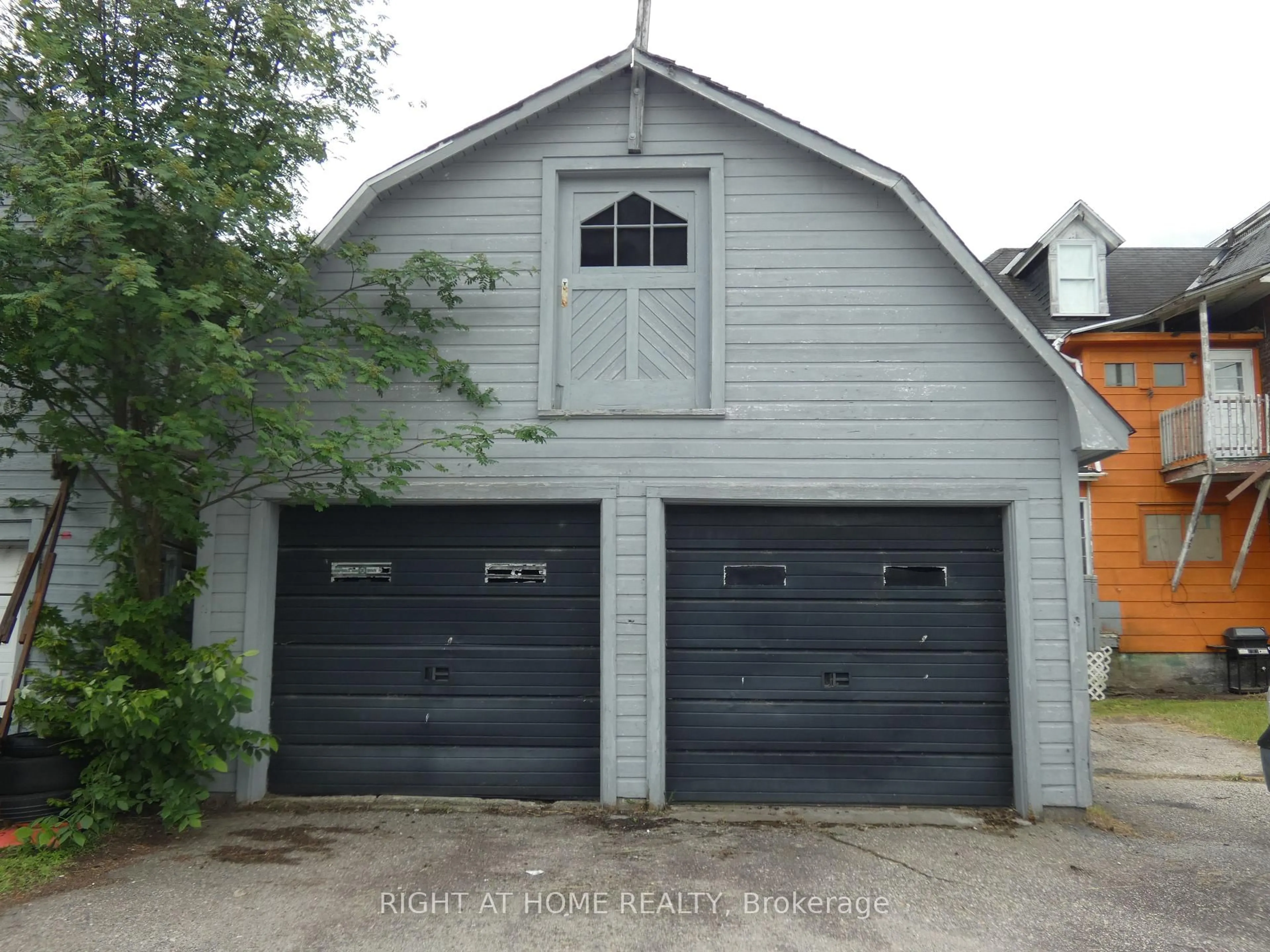 Indoor garage for 142 Holditch St, West Nipissing Ontario P2B 1S5