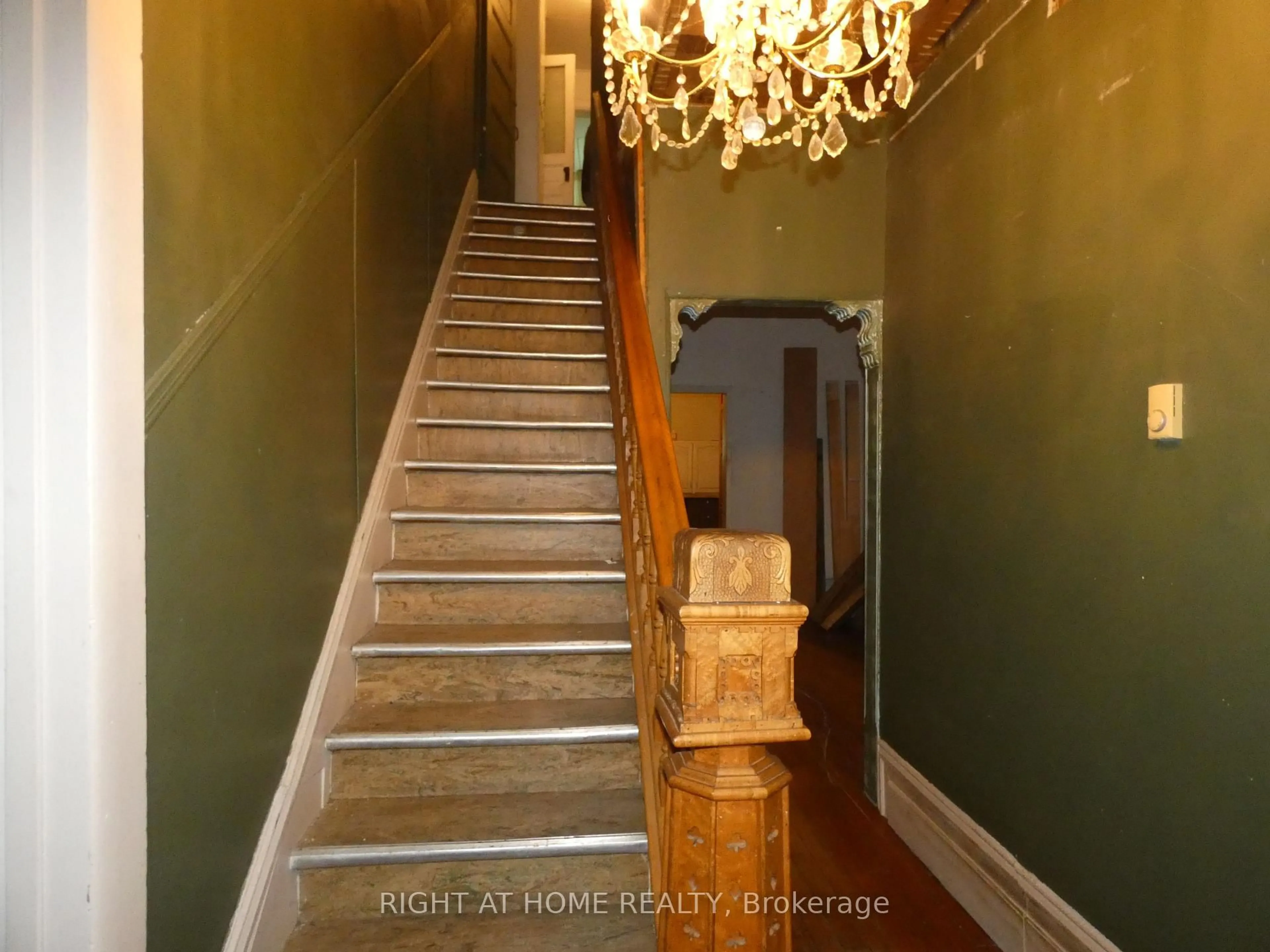 Indoor foyer for 142 Holditch St, West Nipissing Ontario P2B 1S5