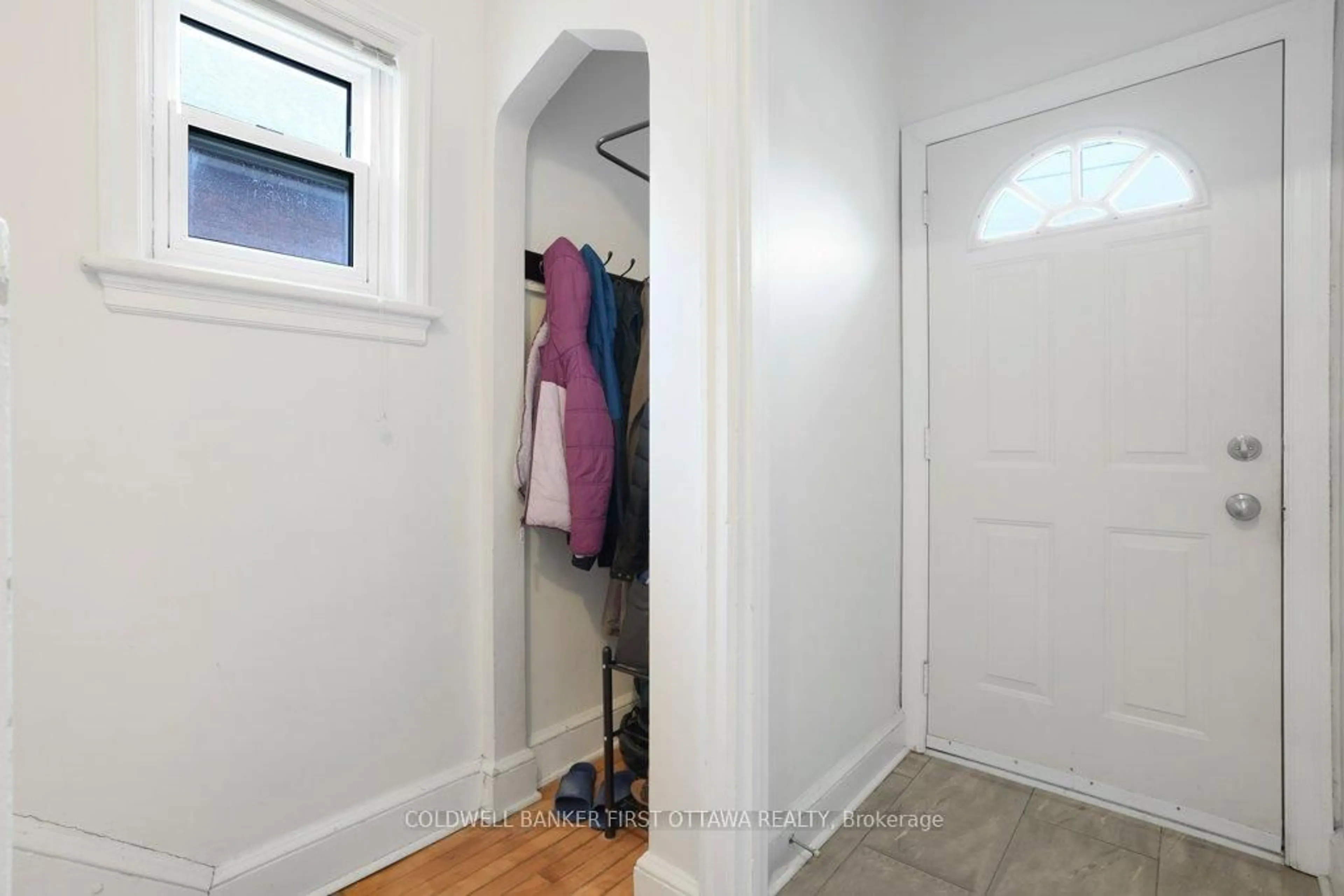Indoor entryway for 968 Gladstone Ave, Ottawa Ontario K1Y 3E7