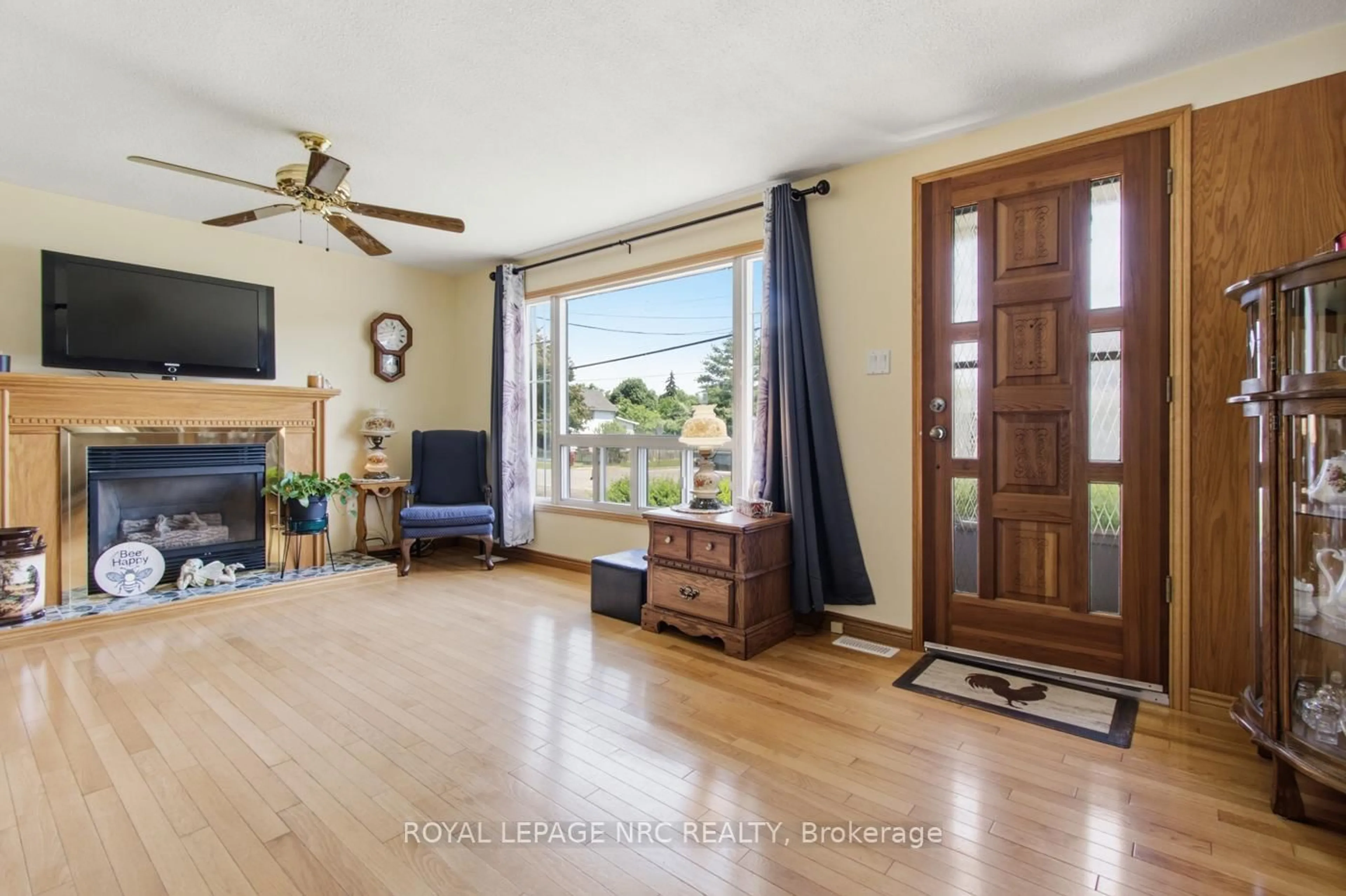 Living room with furniture, unknown for 74 Dolphin St, Port Colborne Ontario L3K 2J2