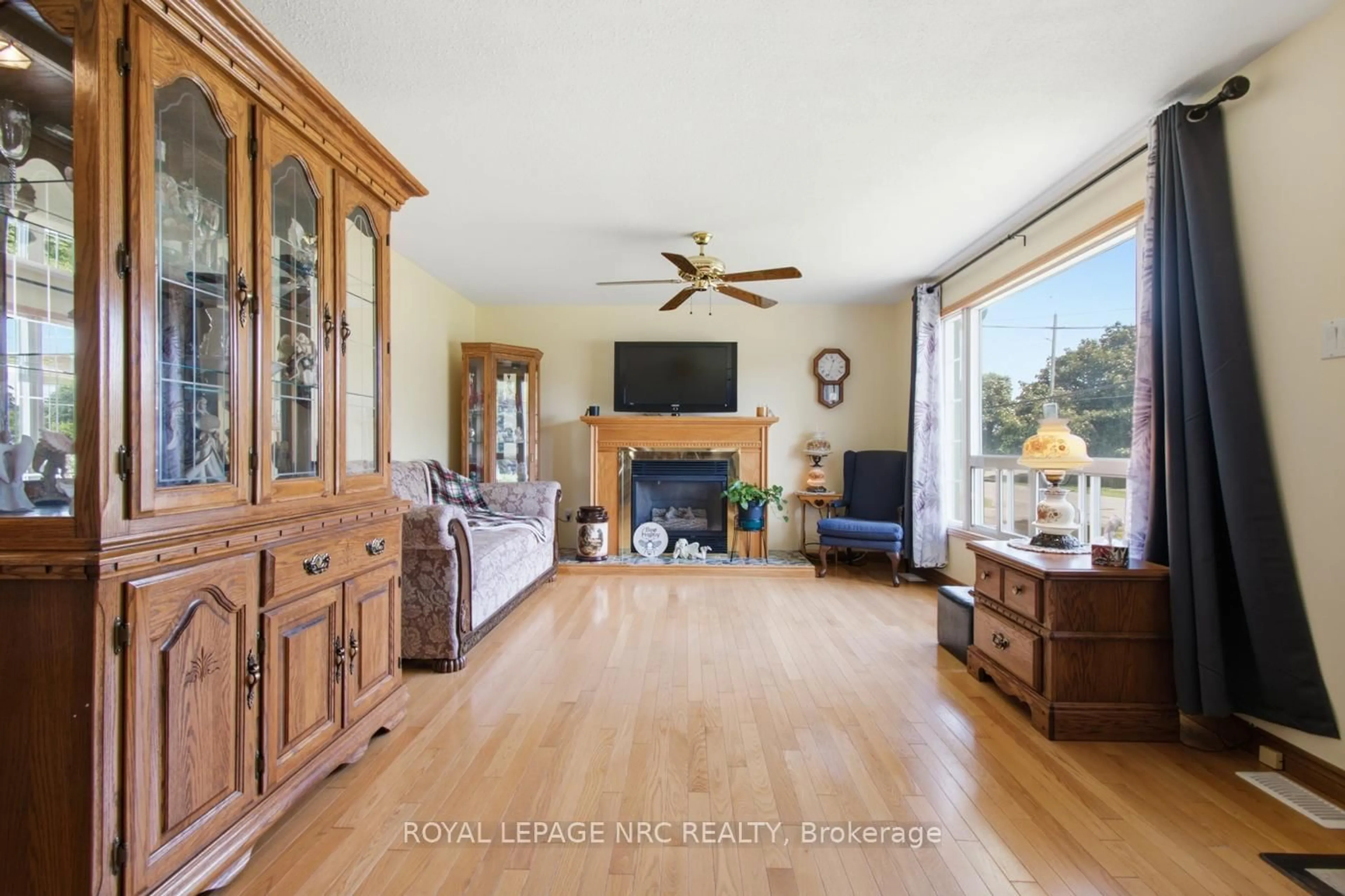 Living room with furniture, unknown for 74 Dolphin St, Port Colborne Ontario L3K 2J2