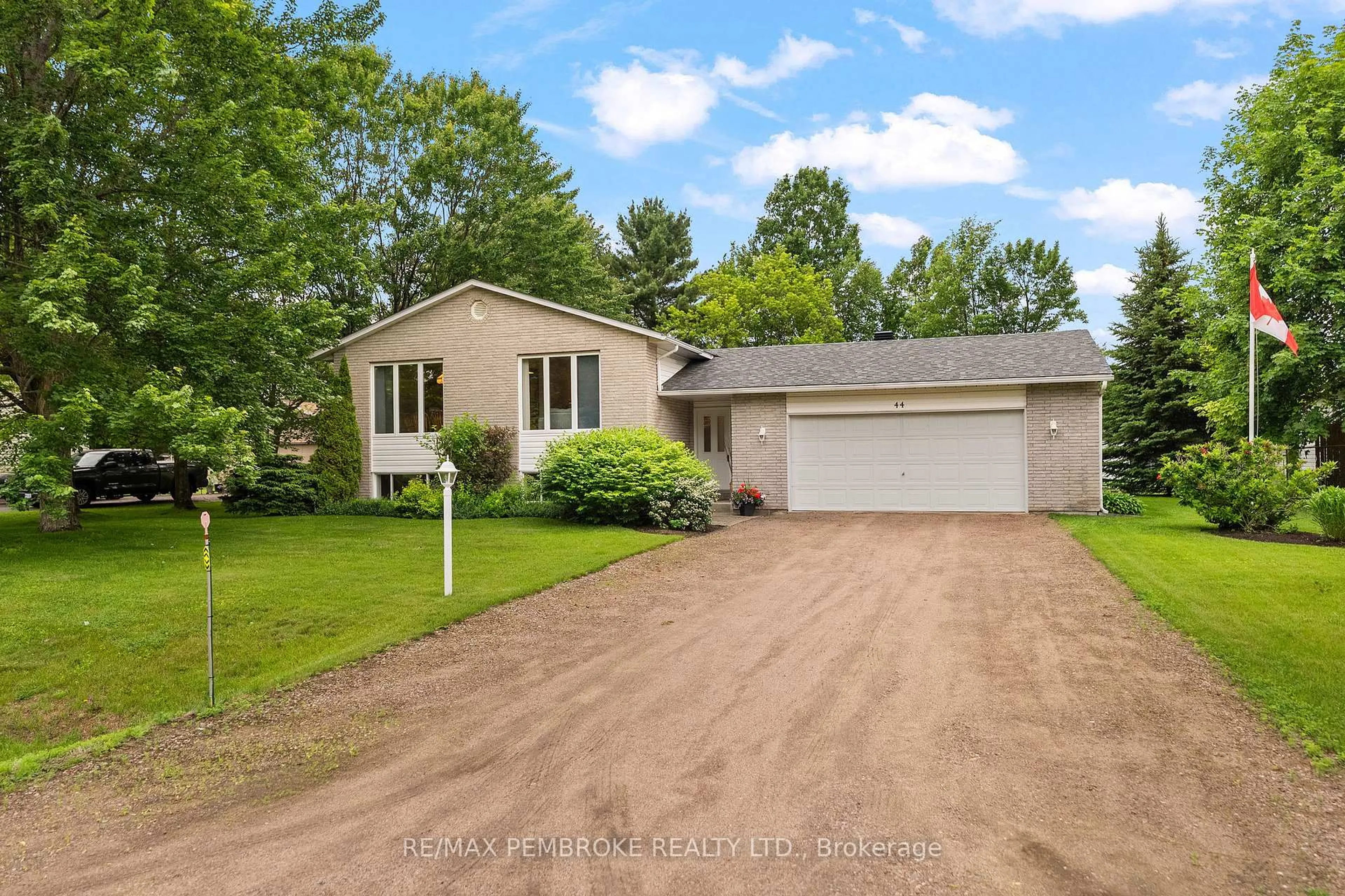 A pic from outside/outdoor area/front of a property/back of a property/a pic from drone, street for 44 Ravenwood Cres, Petawawa Ontario K8H 3N1