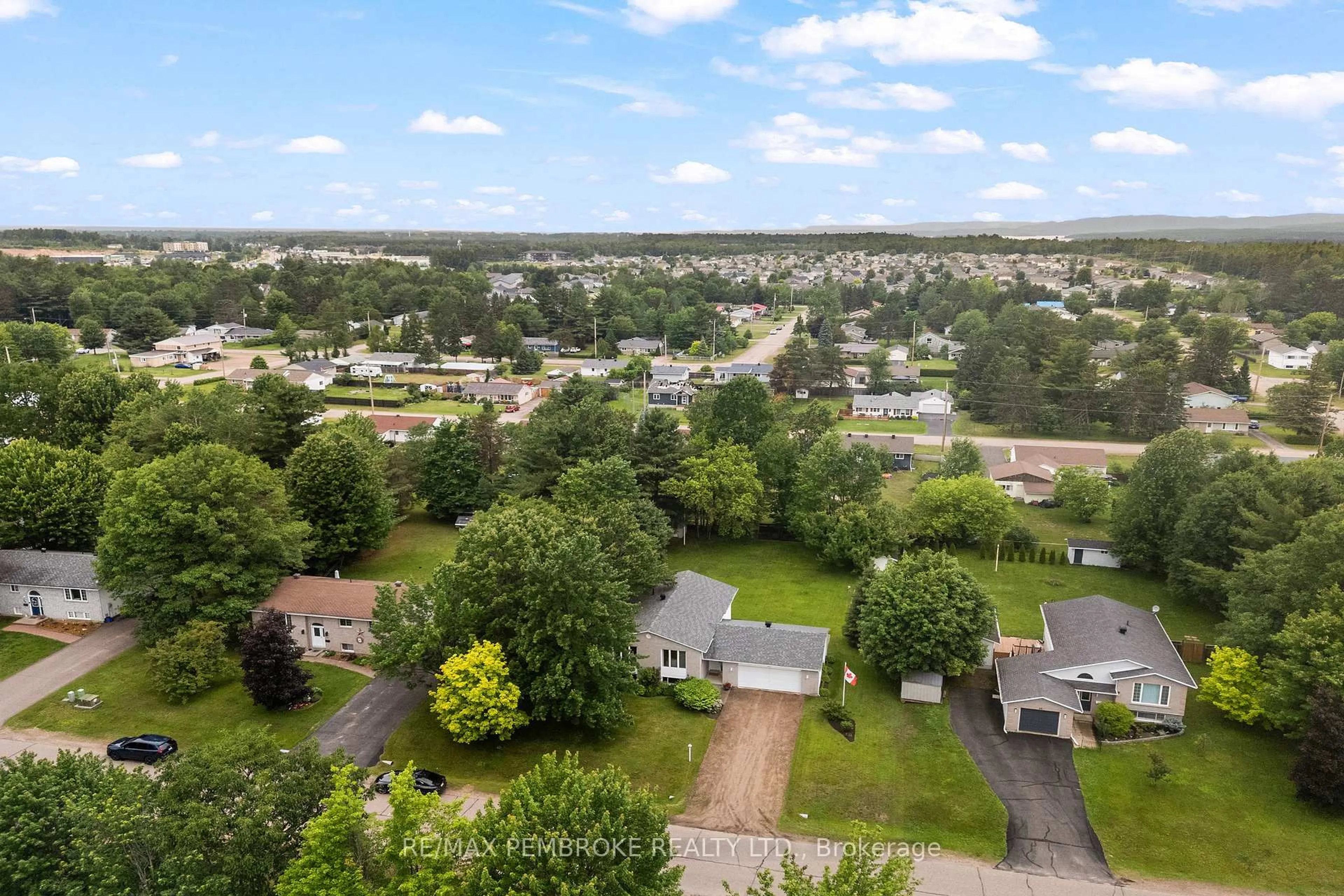 A pic from outside/outdoor area/front of a property/back of a property/a pic from drone, unknown for 44 Ravenwood Cres, Petawawa Ontario K8H 3N1