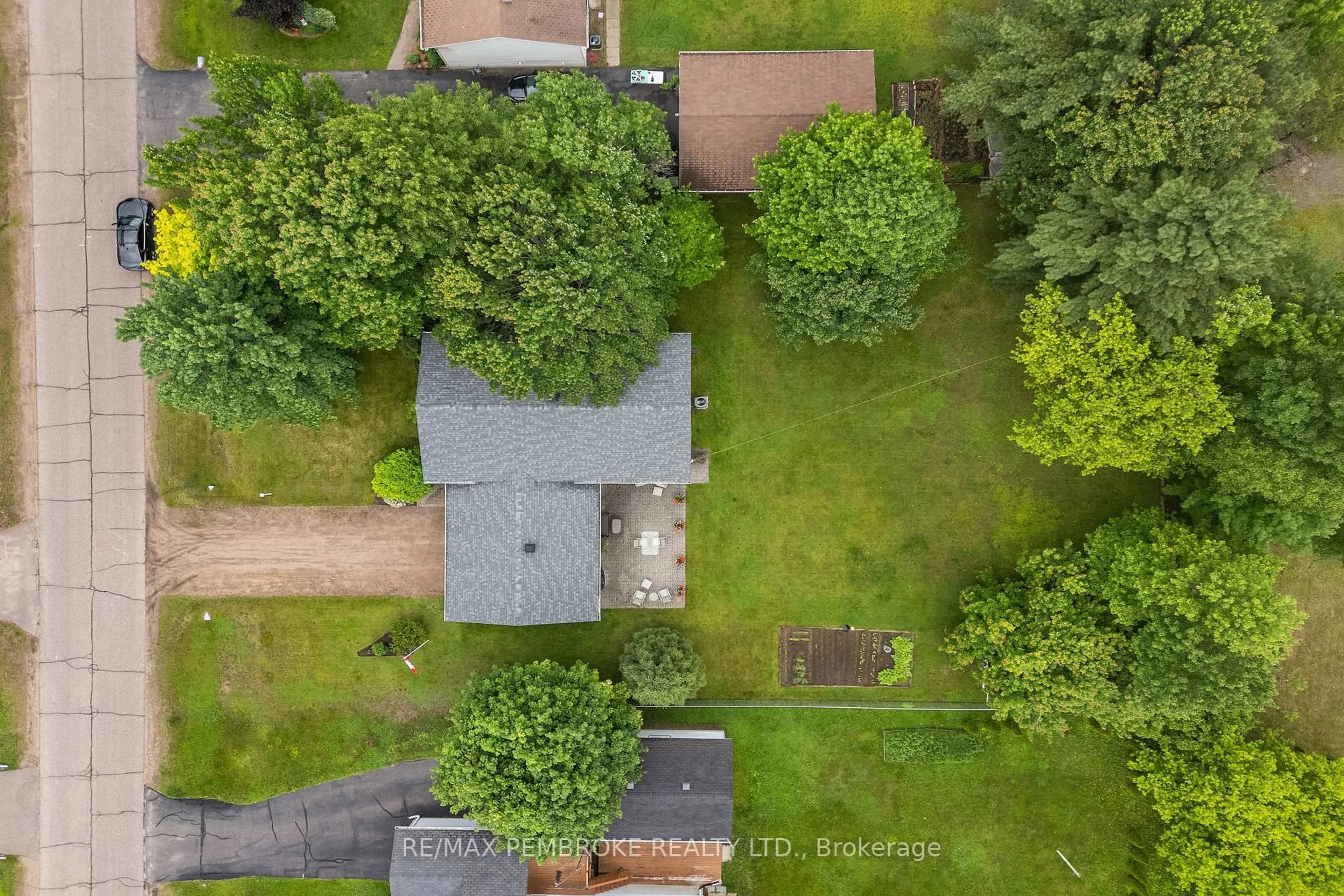 A pic from outside/outdoor area/front of a property/back of a property/a pic from drone, unknown for 44 Ravenwood Cres, Petawawa Ontario K8H 3N1