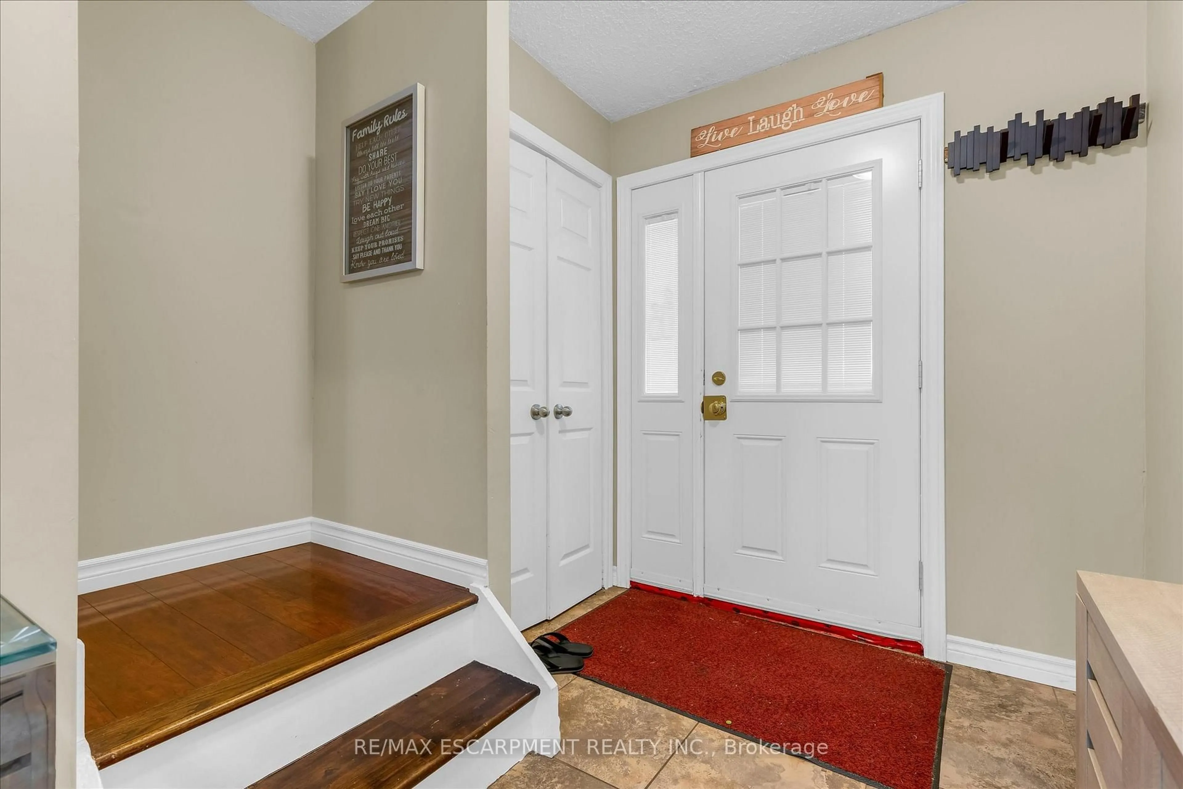 Indoor entryway for 86 Golden Orchard Rd, Hamilton Ontario L9C 6J5