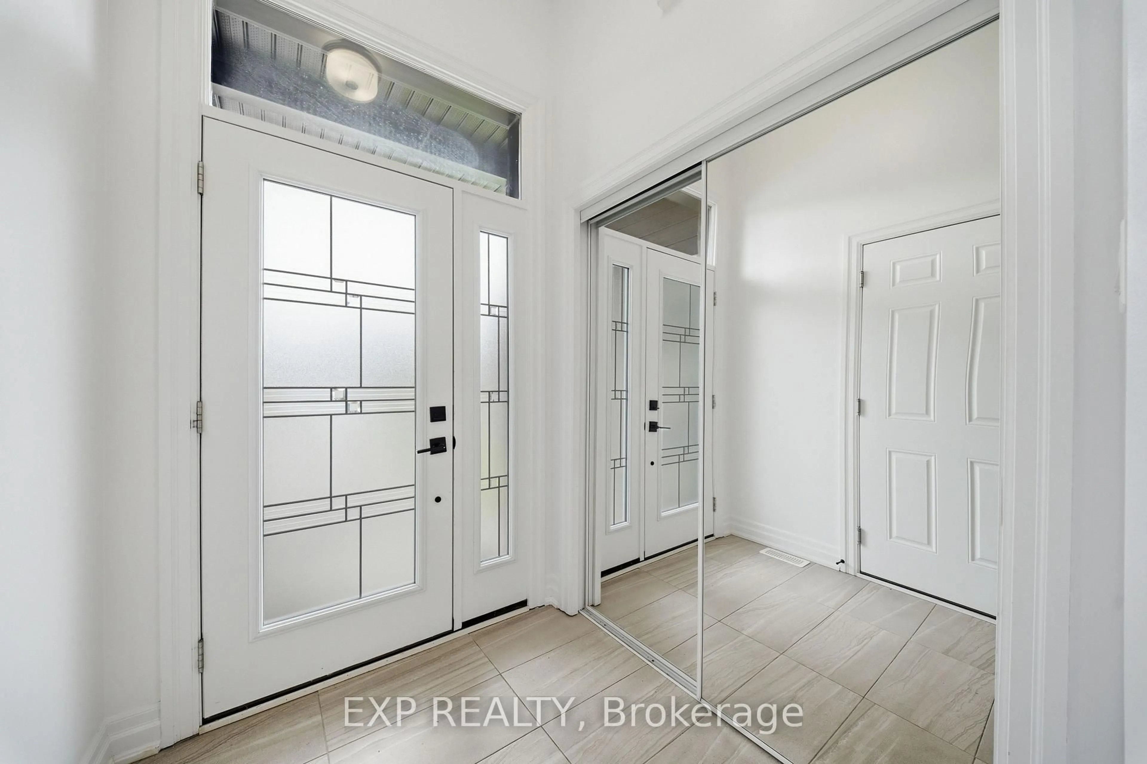 Indoor entryway for 2007 Berne St, Russell Ontario K0A 1W0