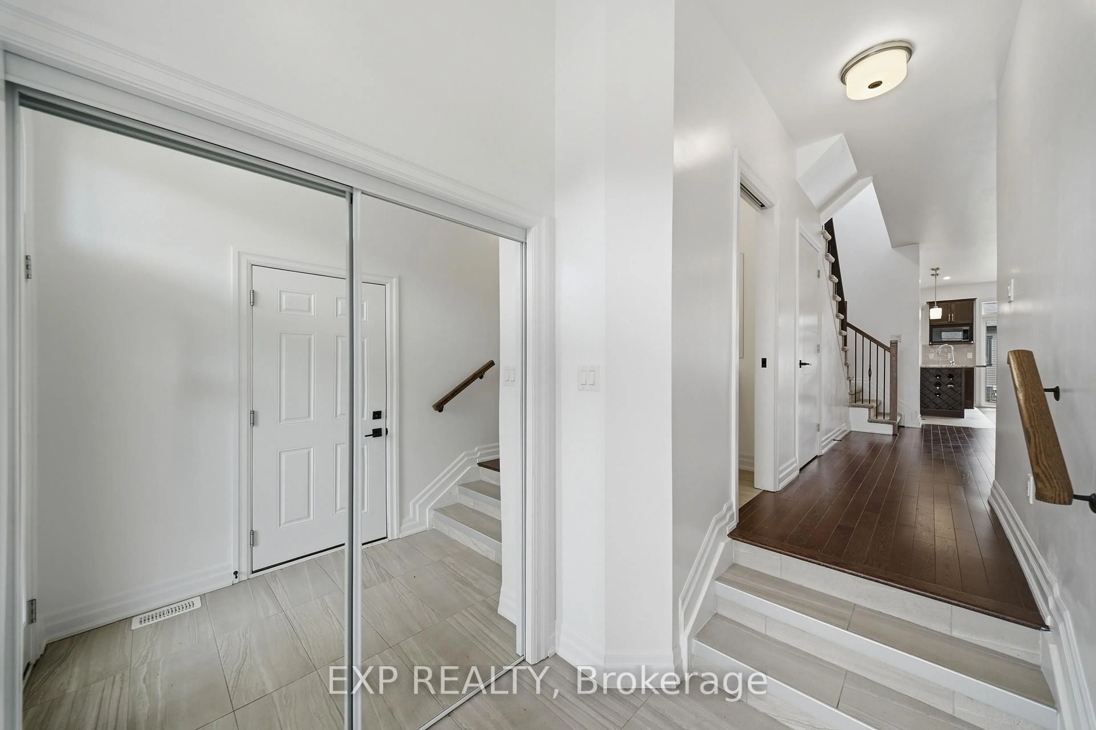 Indoor entryway for 2007 Berne St, Russell Ontario K0A 1W0